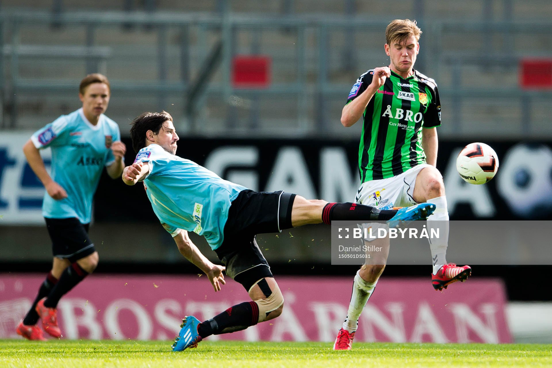 Brommapojkarnas Gabriel Petrovic försöker nå bollen