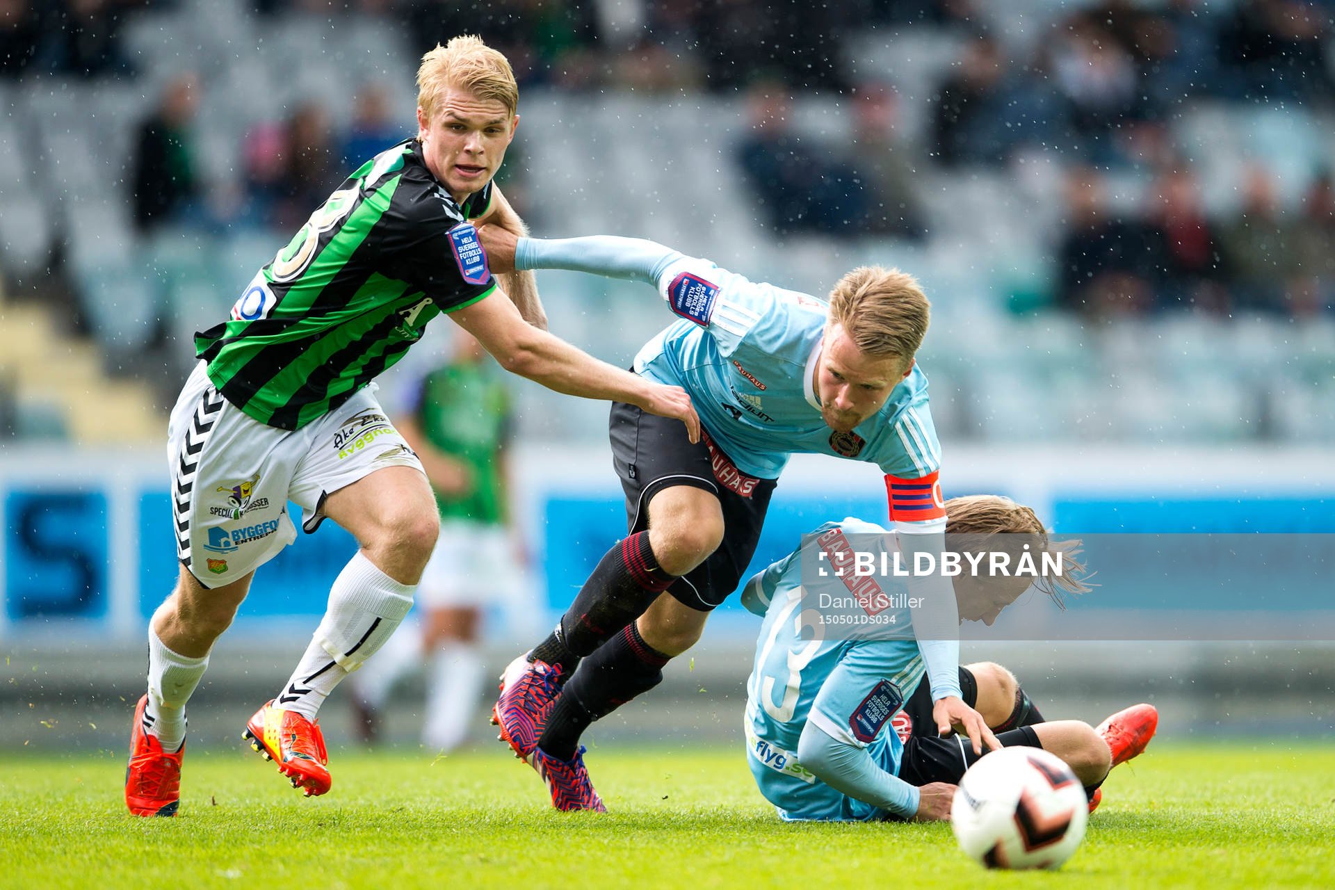 Gais Linus Tornblad går förbi Brommapojkarnas Jacob Une Larsson under fotbollsmatchen i Superettan mellan Gais och Brommapojkarna den 1 maj 2015 i Göteborg.