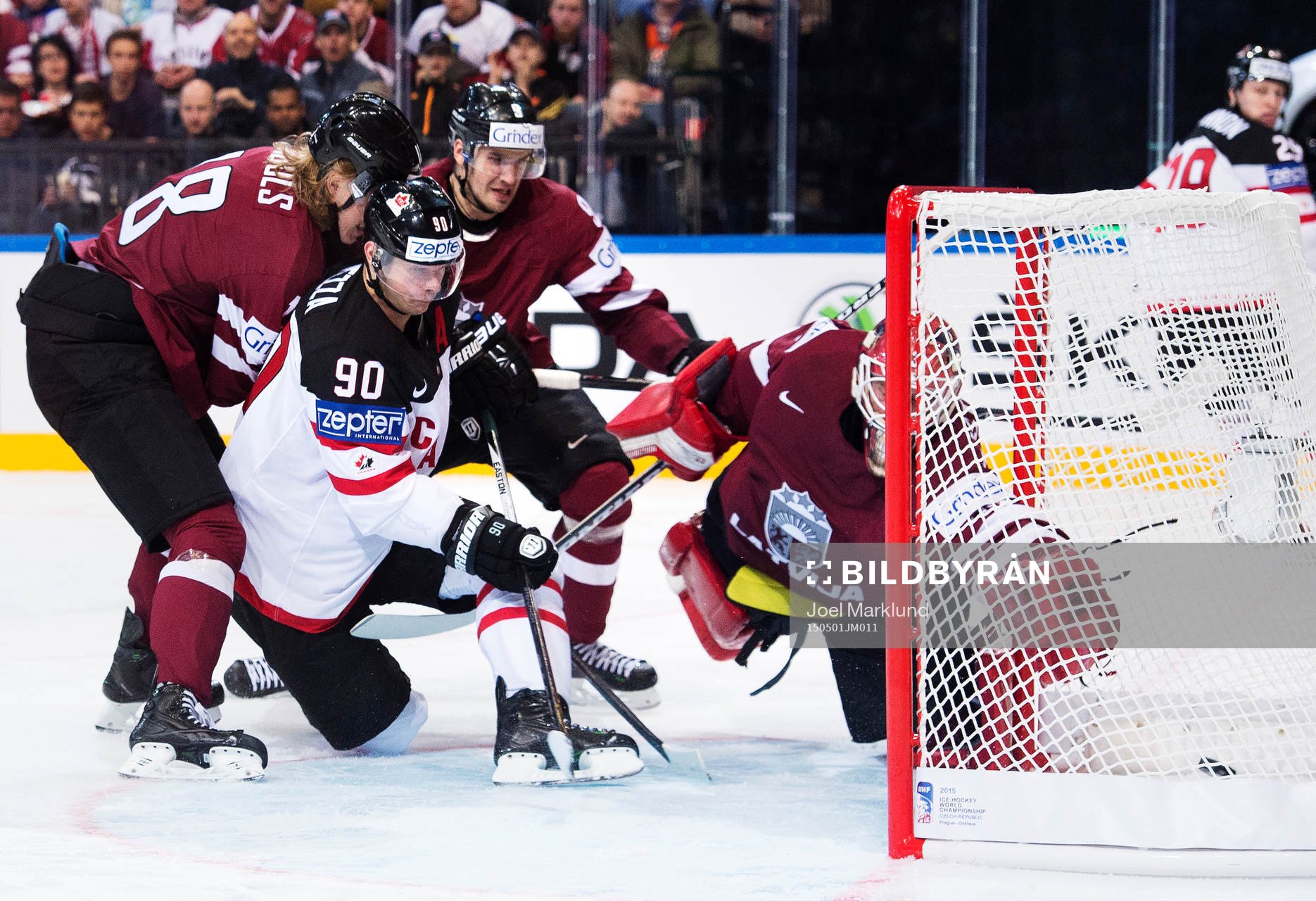 Kanadas Jason Spezza skjuter in 5-0 bakom Lettlands