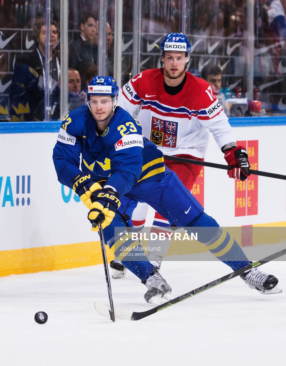 Sveriges Oliver Ekman Larsson framför Tjeckiens Vladimir