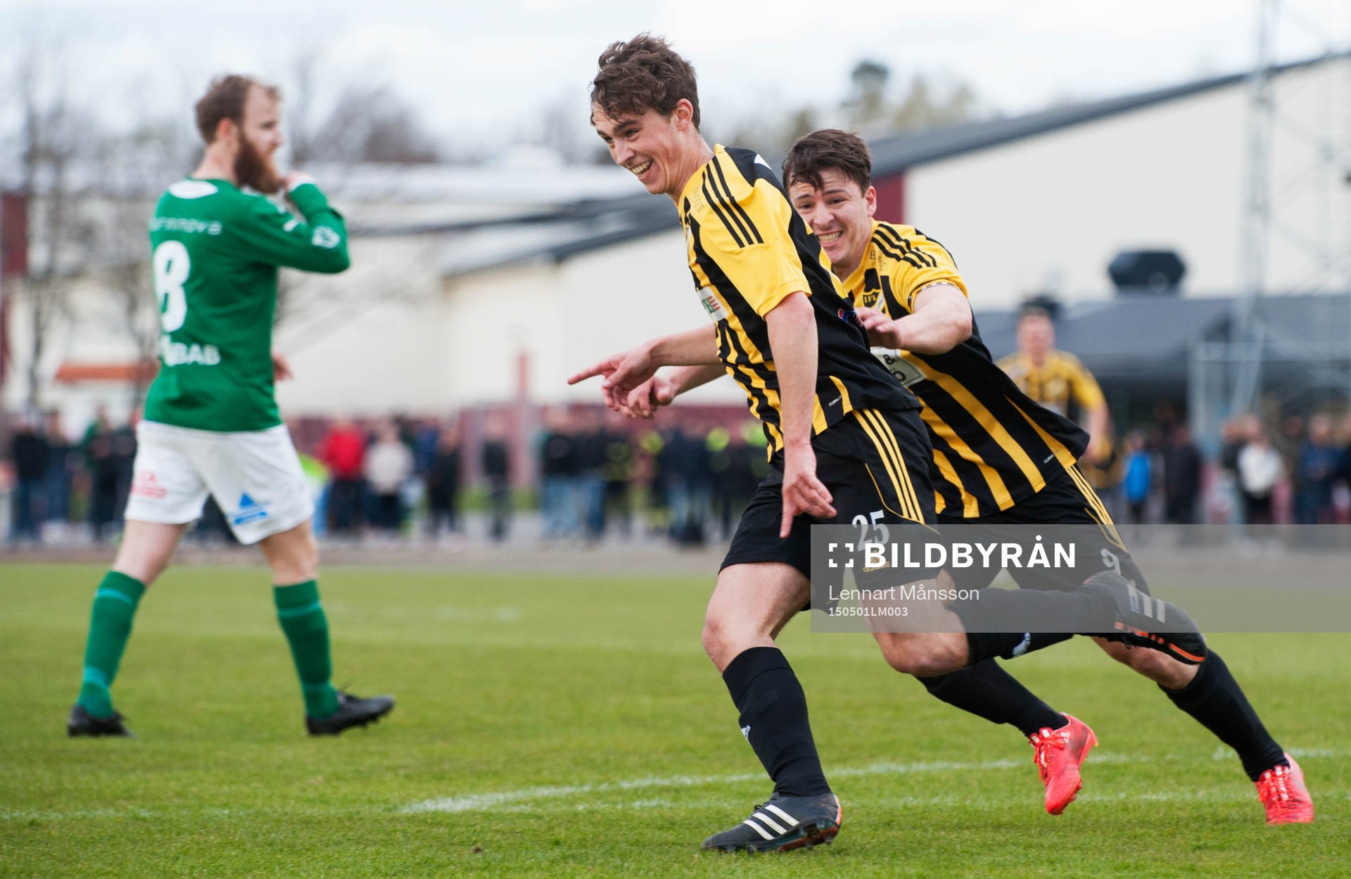 IFK Hässleholms Anton Pramberg har gjort 0-2 och grattas