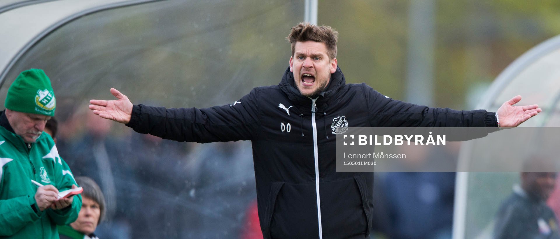 s tränare Dan Olofsson gestikulerar i matchen i division 2