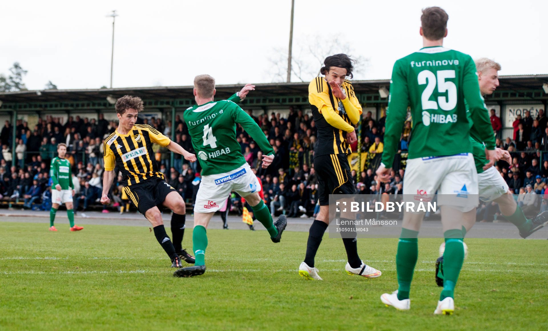 IFK Hässleholms Anton Pramberg har gjort 0-2 och grattas