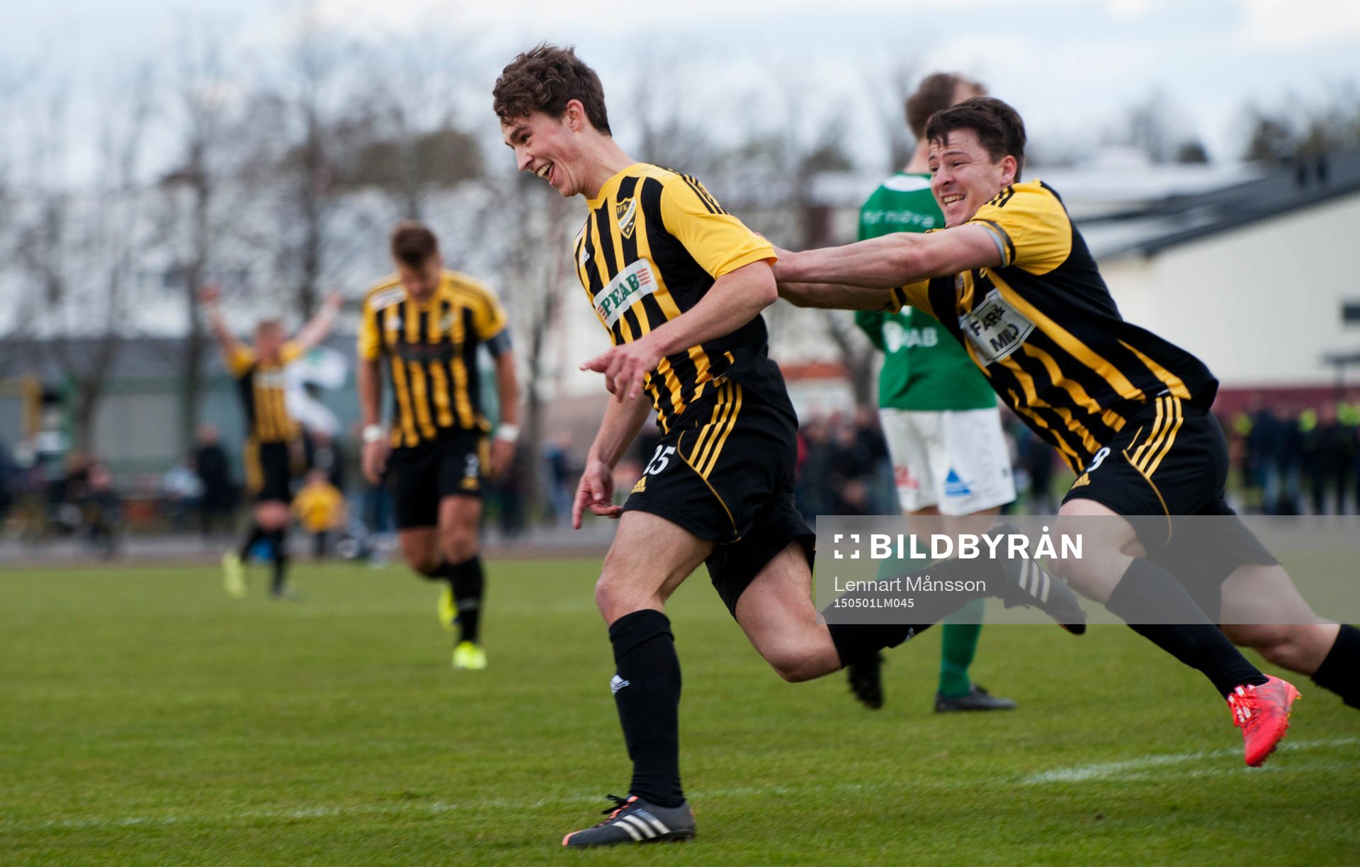 IFK Hässleholms Anton Pramberg har gjort 0-2 och grattas av Martin Tsilfidis i matchen i division 2 mellan Hässleholms IF och IFK Hässleholm i Hässleholm 1 maj 2015.
