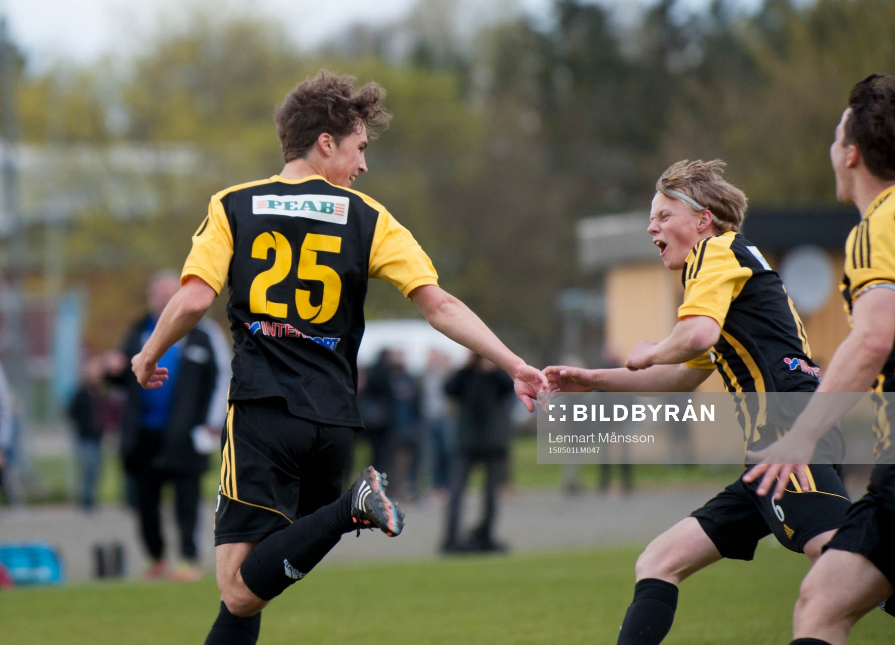 IFK Hässleholms Anton Pramberg har gjort 0-2 och grattas