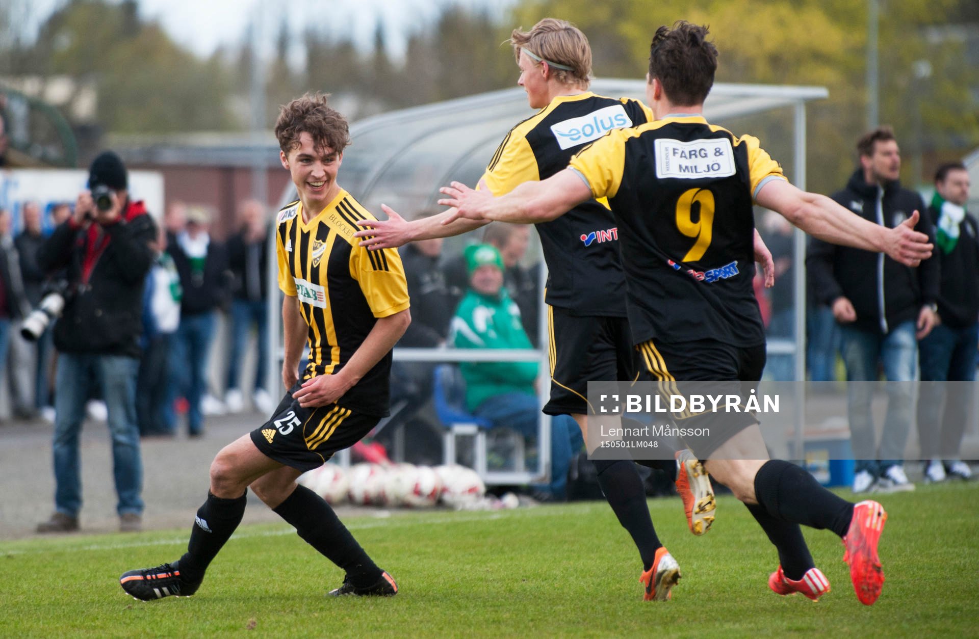 IFK Hässleholms Anton Pramberg har gjort 0-2 och grattas