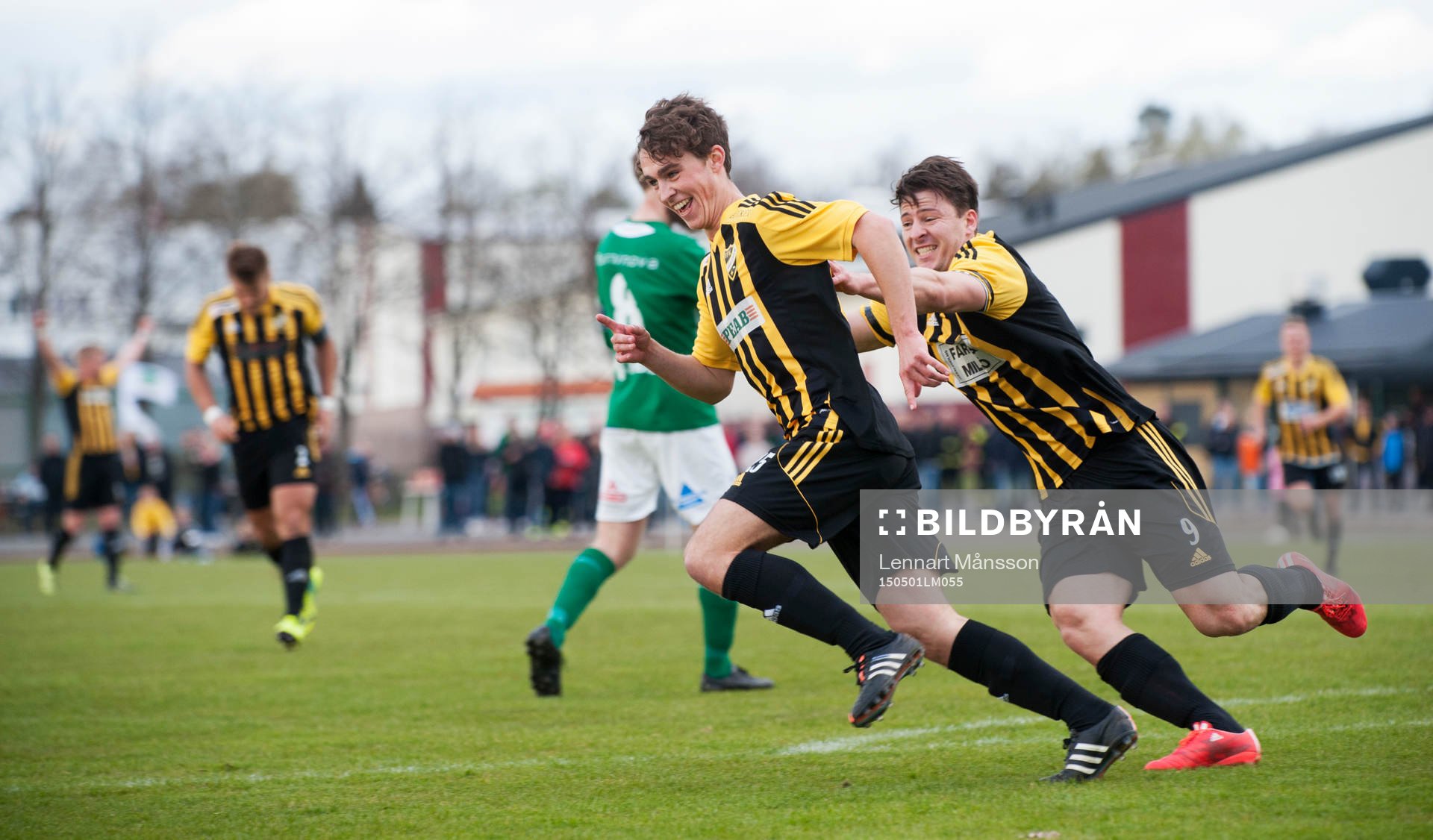 IFK Hässleholms Anton Pramberg har gjort 0-2 och grattas
