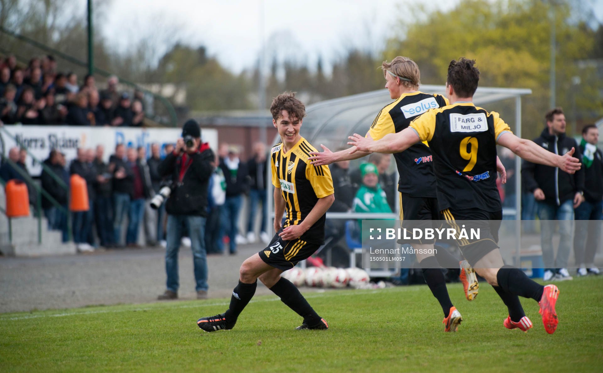 IFK Hässleholms Anton Pramberg har gjort 0-2 och grattas av Martin Tsilfidis i matchen i division 2 mellan Hässleholms IF och IFK Hässleholm i Hässleholm 1 maj 2015.