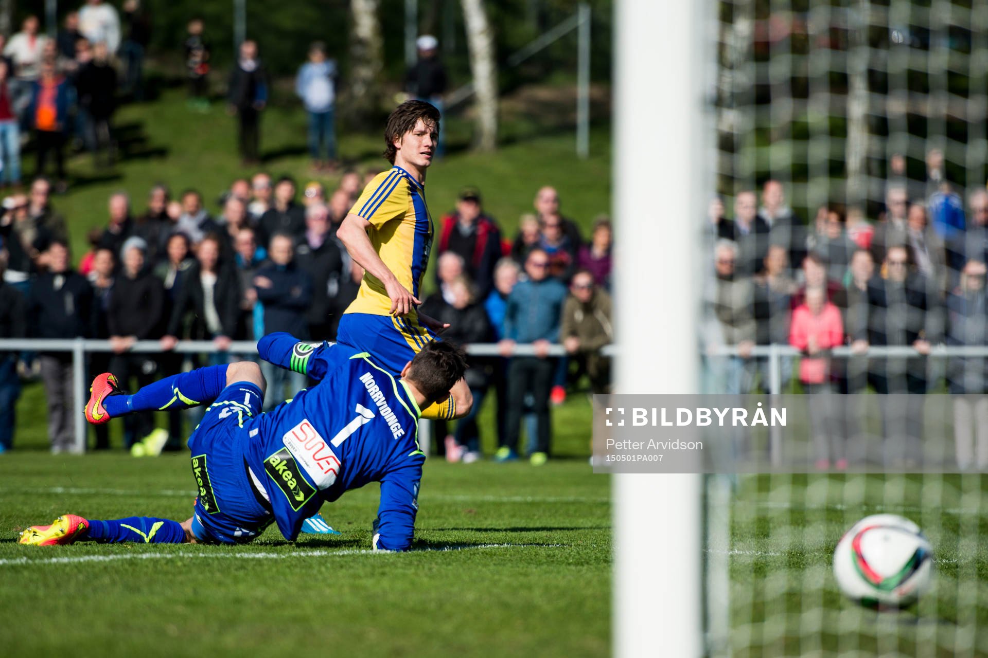 Eskilsminnes Robin Book gör 2-0 bakom Landskronas målvakt