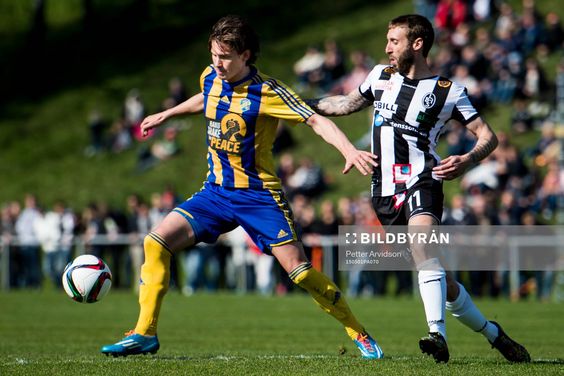 Eskilsminnes Robin Book och Landskronas Andrew Stadler under fotbollsmatchen i division 1 mellan Eskilsminne och Landskrona den 1 maj 2015 i Helsingborg.