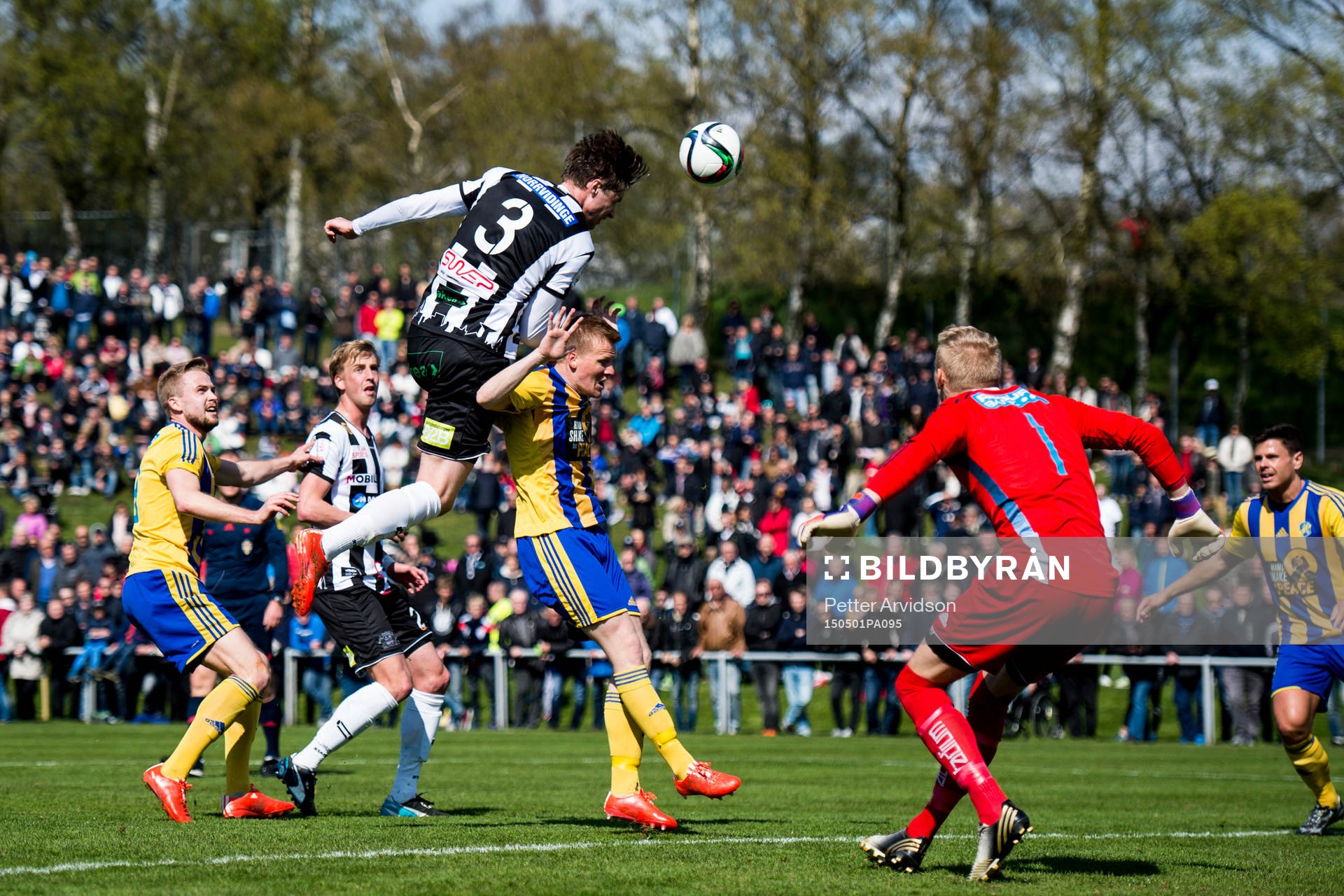 Landskronas Daniel Jarl nickar mot Eskilsminnes målvakt