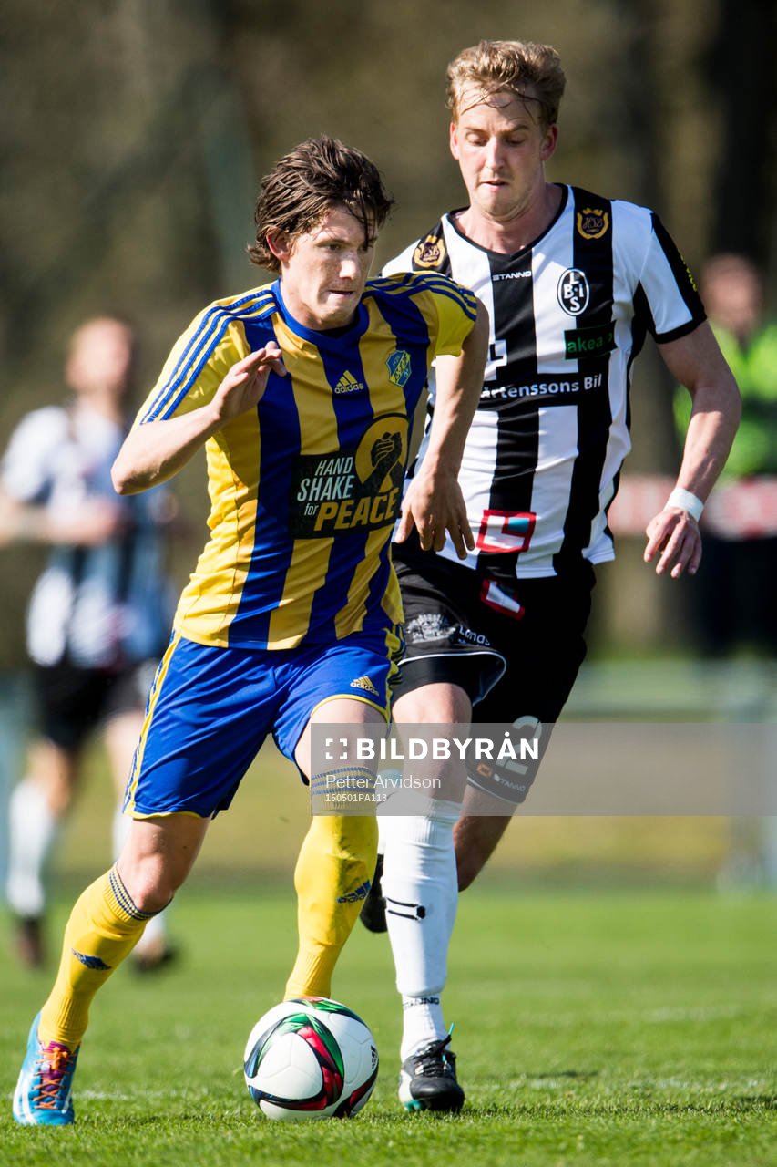 Eskilsminnes Robin Book och Landskronas Viktor Svensson under fotbollsmatchen i division 1 mellan Eskilsminne och Landskrona den 1 maj 2015 i Helsingborg.