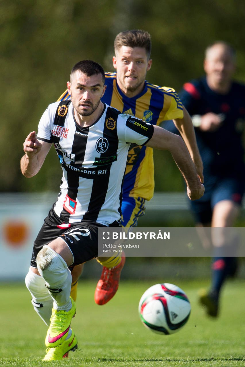 Landskronas Igor Arsenijevic och Eskilsminnes Matthias Holenstein under fotbollsmatchen i division 1 mellan Eskilsminne och Landskrona den 1 maj 2015 i Helsingborg.