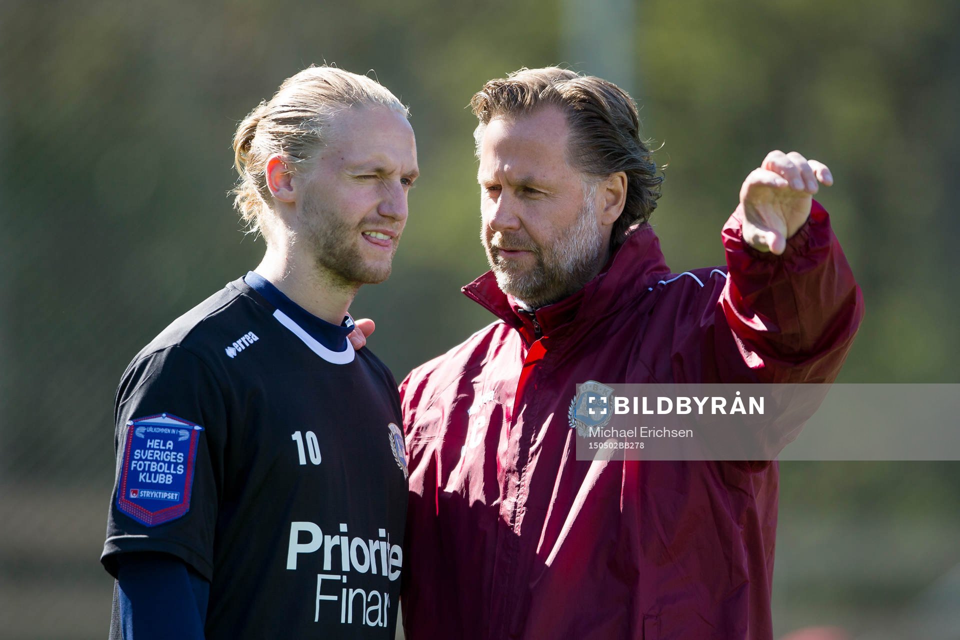Utsiktens tränare Janne Carlsson instruerar Niklas Tidstrand innan fotbollsmatchen i Superettan mellan Utsikten och Varberg den 2 maj 2015 i Göteborg.