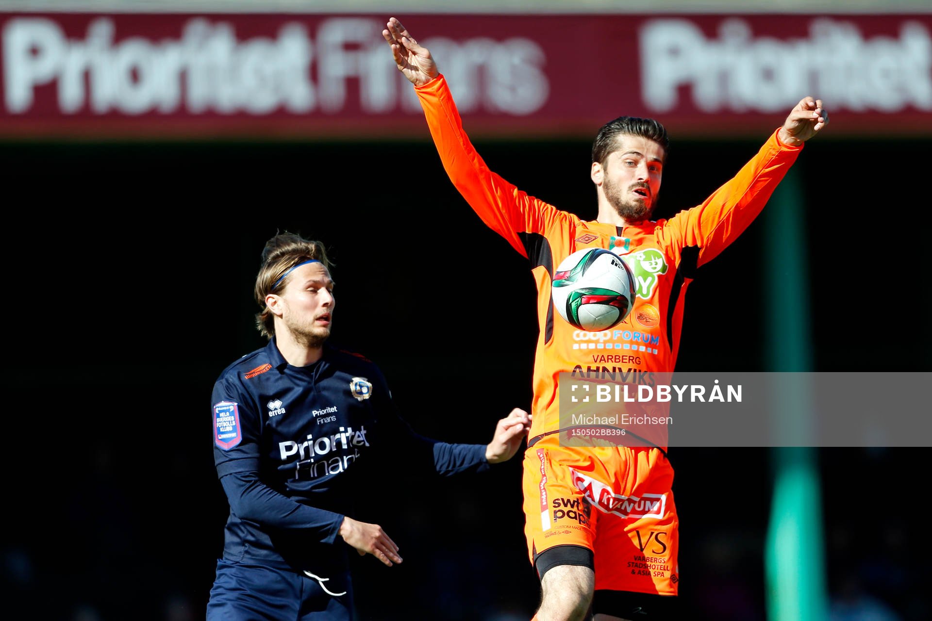 Varbergs Ajsel Kujovic och Utsiktens Jonas Hellgren under fotbollsmatchen i Superettan mellan Utsikten och Varberg den 2 maj 2015 i Göteborg.