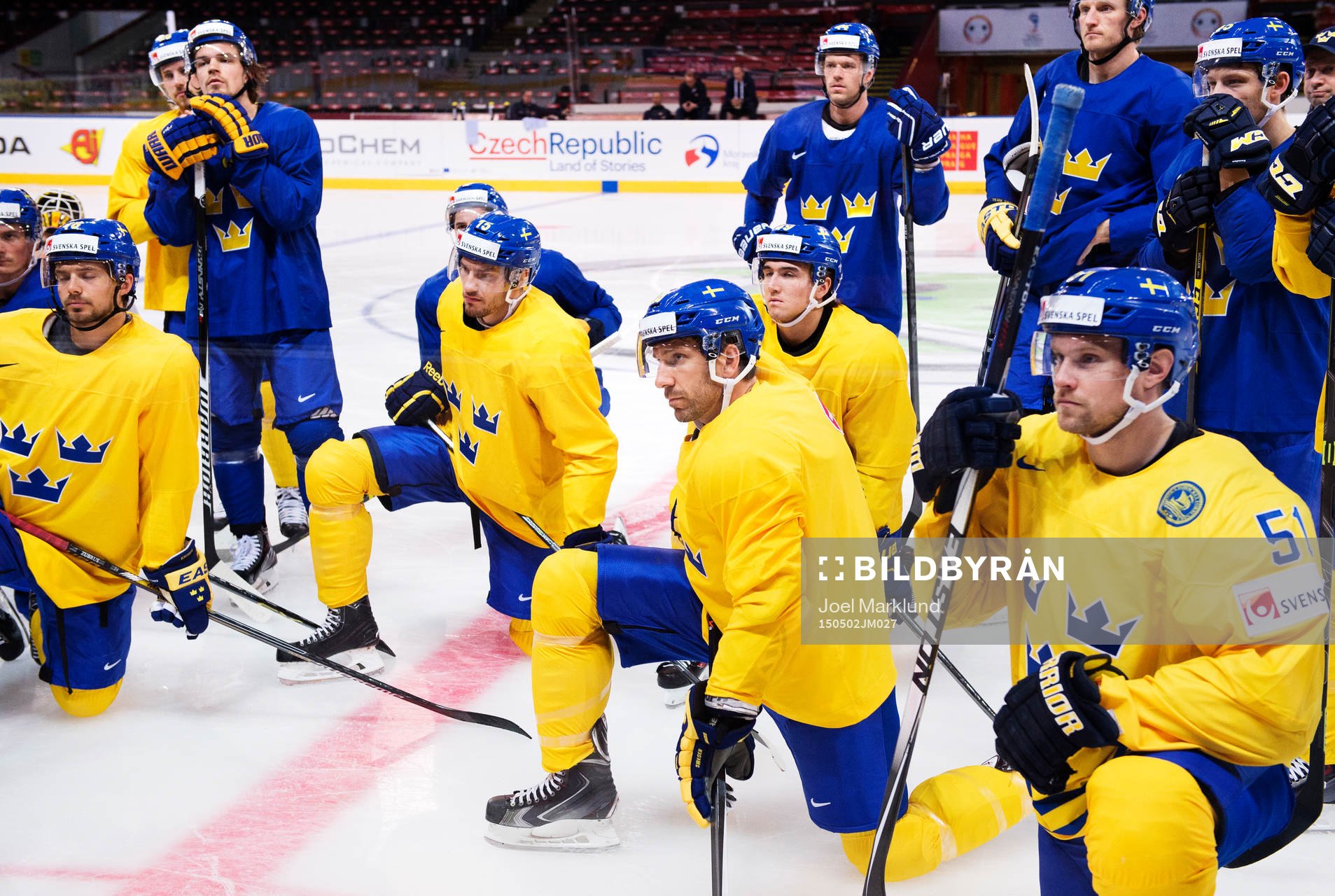Spelare med bland annat Joel Lundqvist lyssnar på en