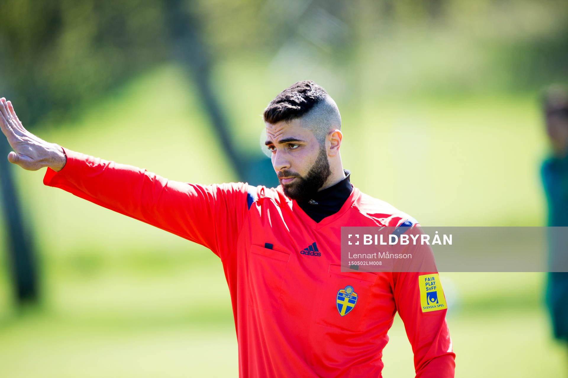 Domaren Ahmed Al-Kordi i matchen i juniorallsvenskan mellan