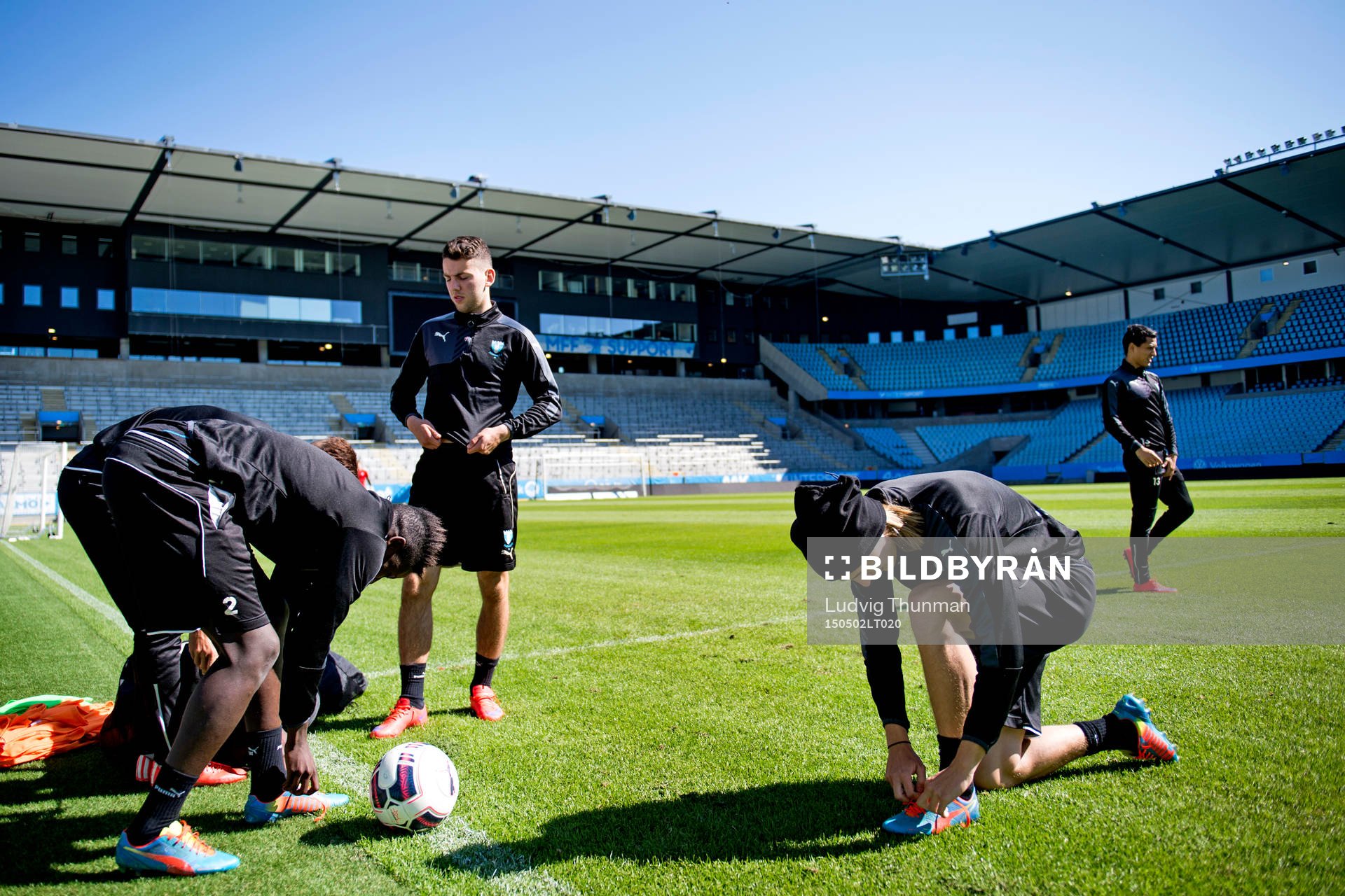 Malmö FFs spelare påväg ut till en träning