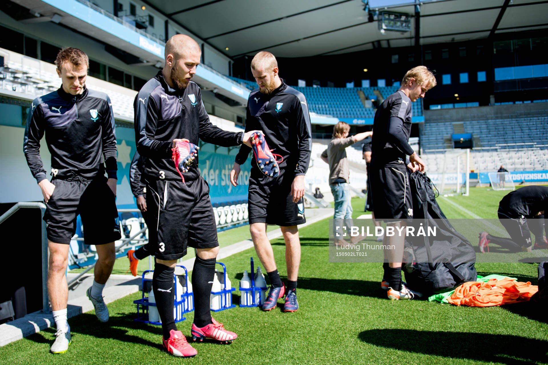 Malmö FFs spelare påväg ut till en träning