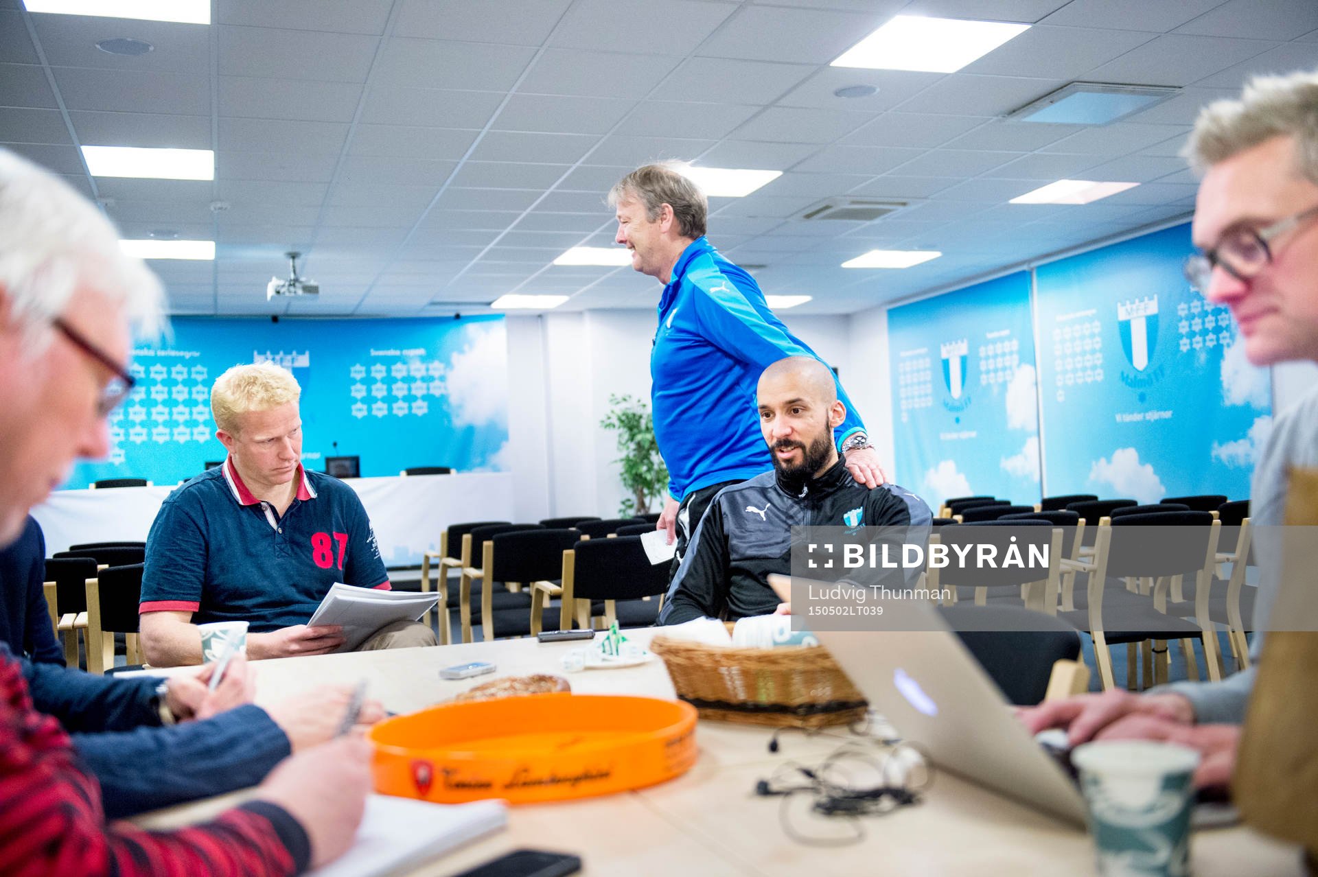 Malmö FFs Guillermo Molins får en hand på axeln från
