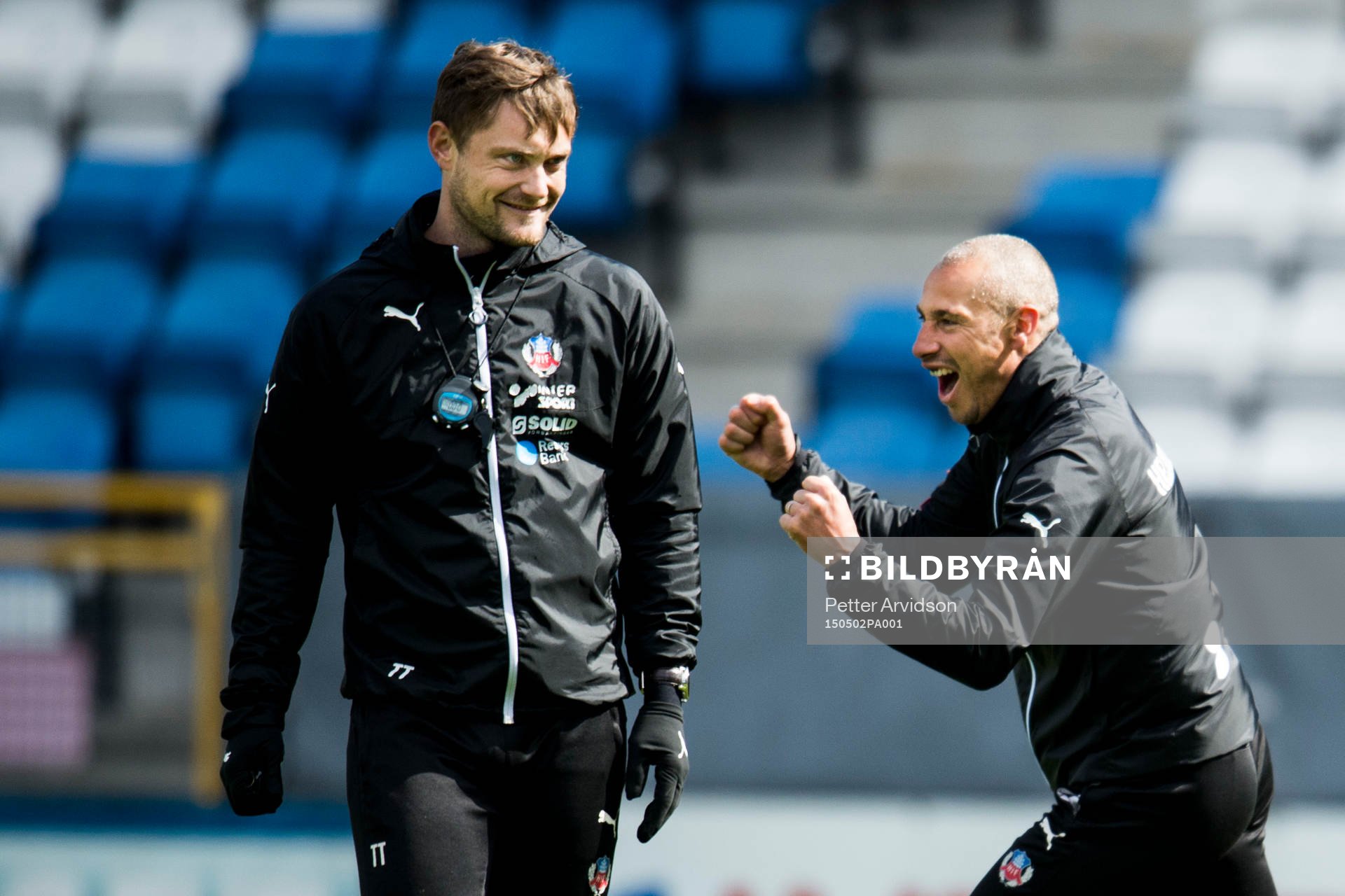 Helsingborgs manager Henrik Larsson jublar framför