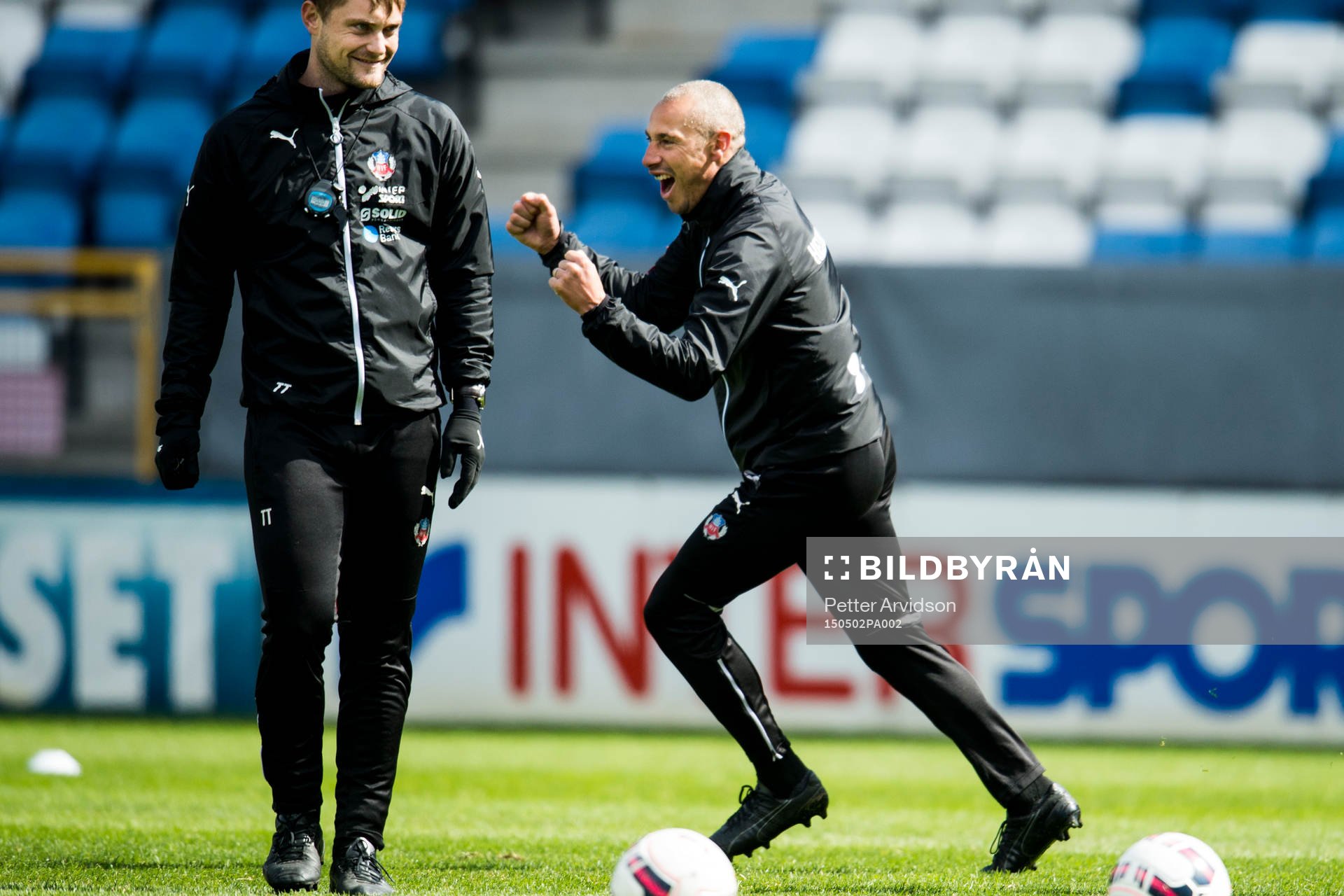 Helsingborgs manager Henrik Larsson jublar framför