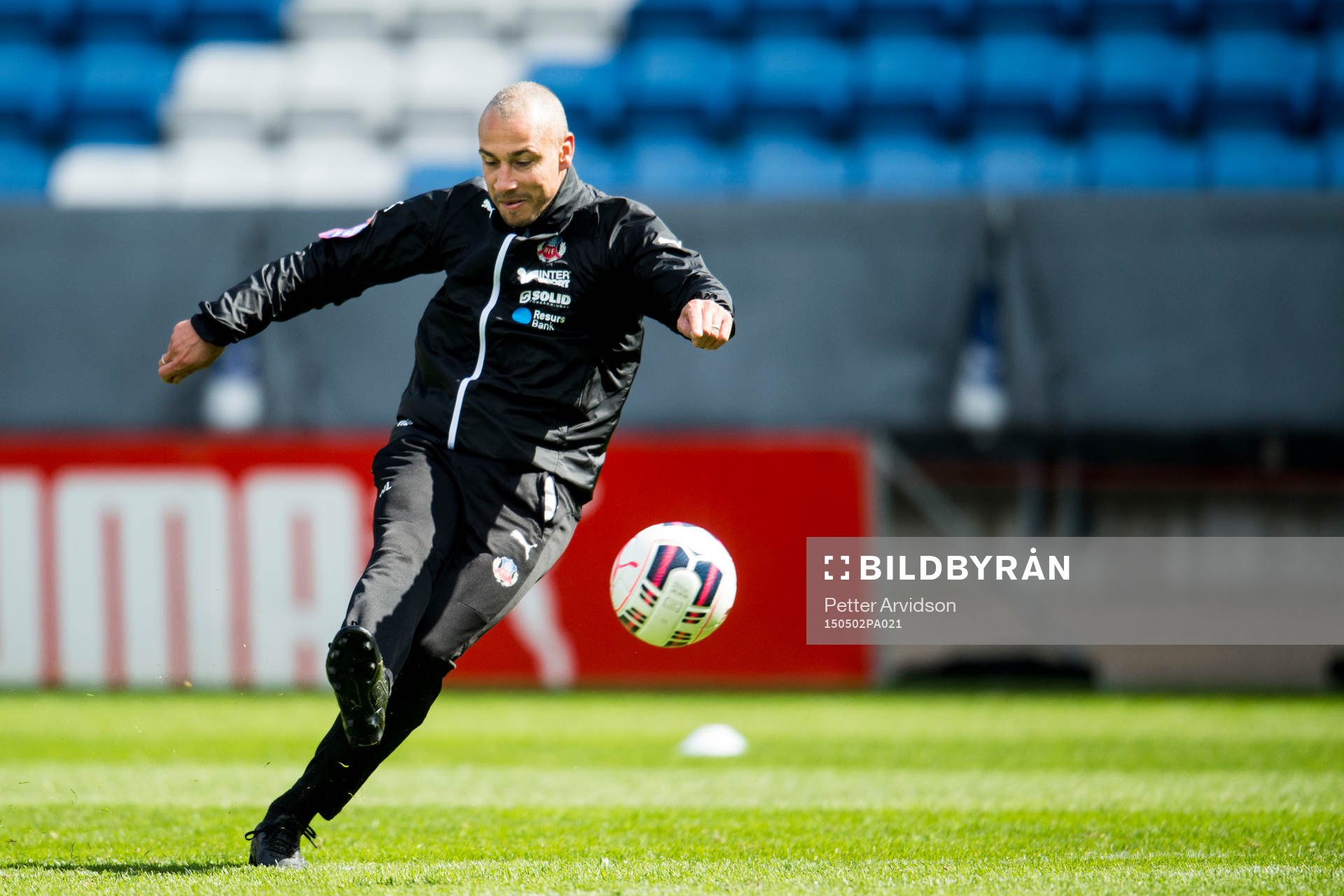 Helsingborgs manager Henrik Larsson skjuter ett skott som