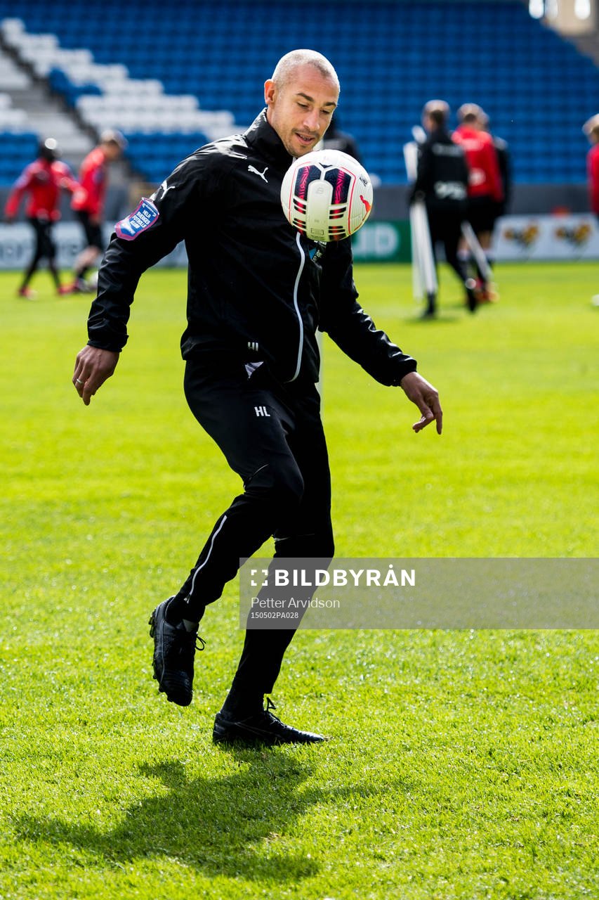 Helsingborgs manager Henrik Larsson trixar med en boll under Helsingborgs träning inför derbyt den 2 maj 2015 i Helsingborg.