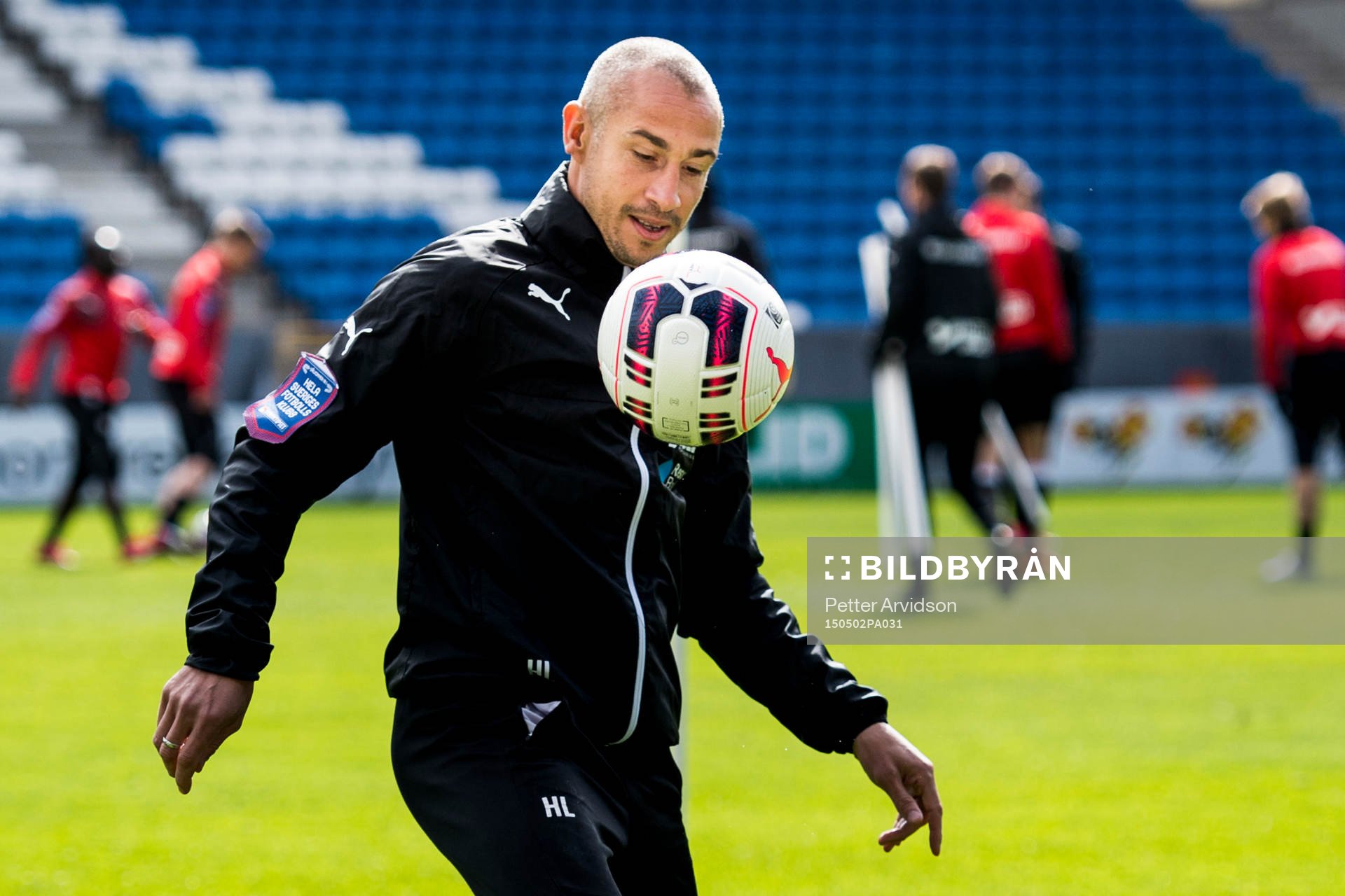 Helsingborgs manager Henrik Larsson trixar med en boll under Helsingborgs träning inför derbyt den 2 maj 2015 i Helsingborg.