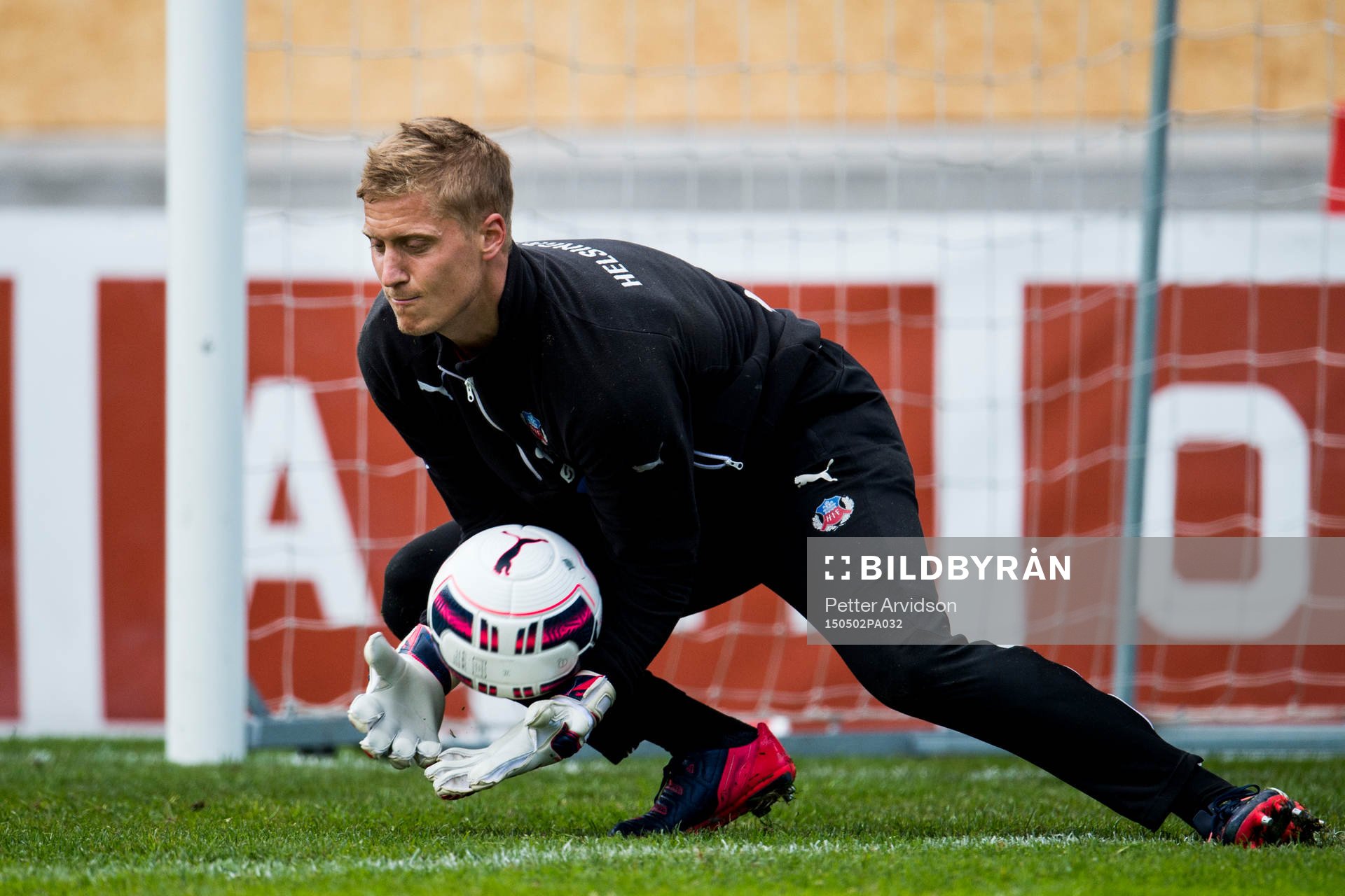 Helsingborgs målvakt Pär Hansson under Helsingborgs träning inför derbyt den 2 maj 2015 i Helsingborg.