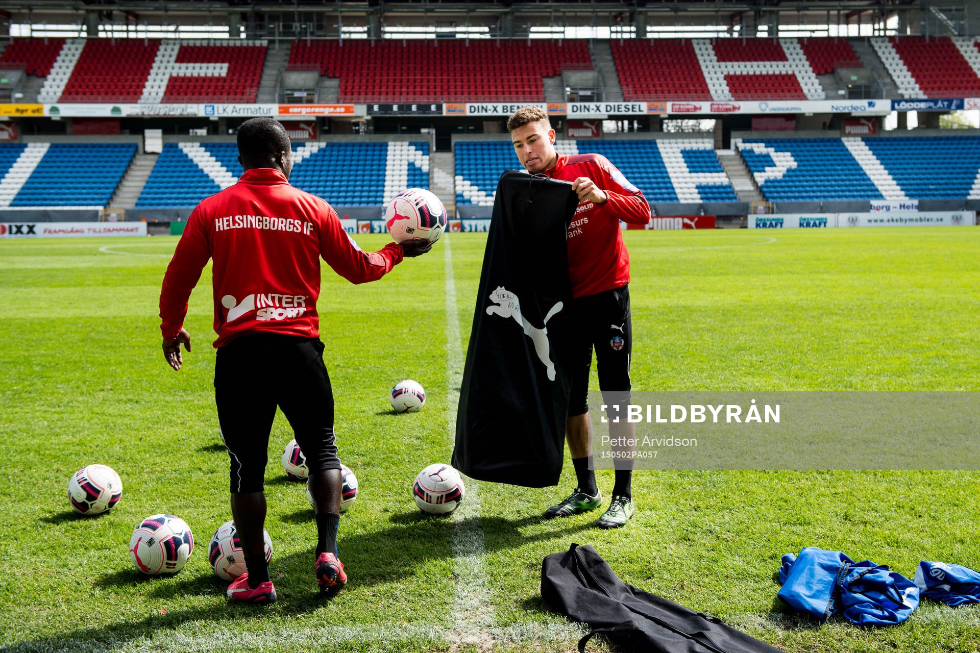 Helsingborgs Jordan Larsson och Emmanuel Boateng samlar