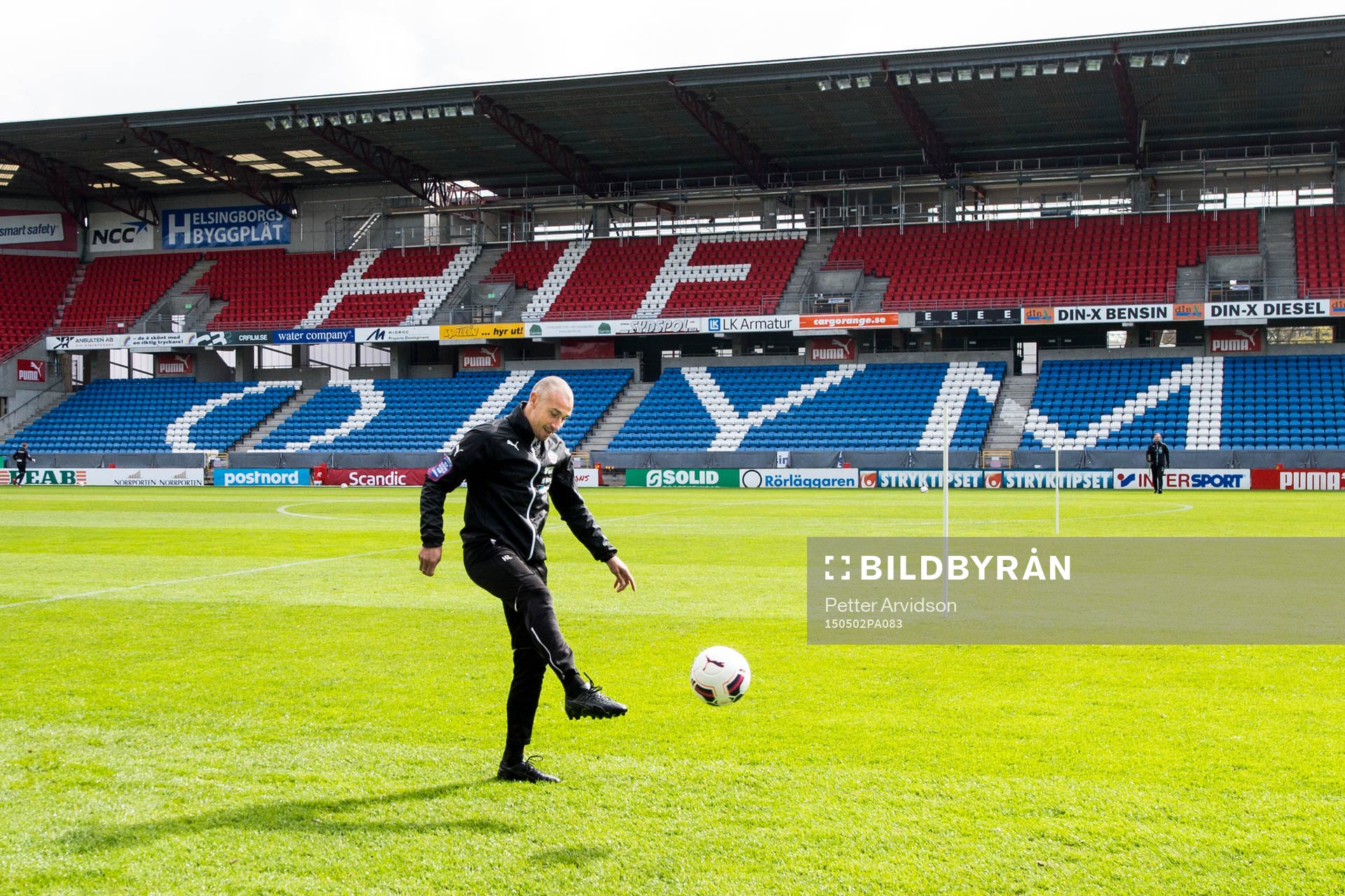 Helsingborgs manager Henrik Larsson trixar med en boll på Olympia under Helsingborgs träning inför derbyt den 2 maj 2015 i Helsingborg.