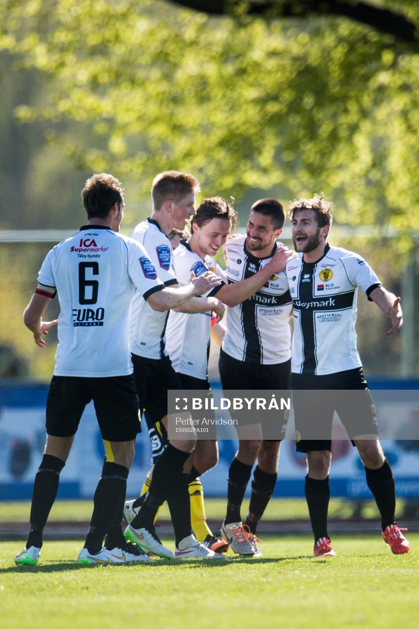 Frej Täbys spelare jublar