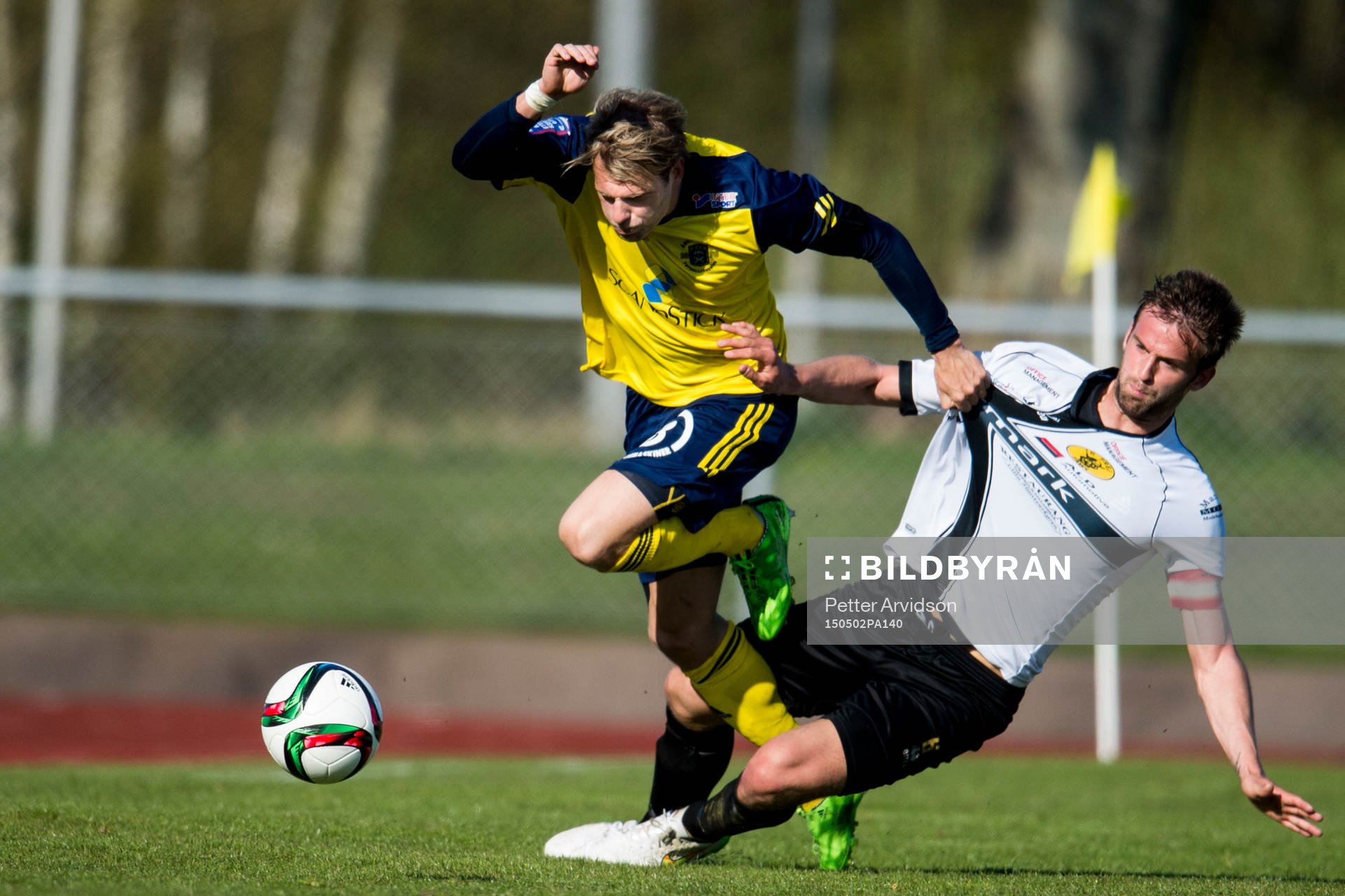 Ängelholms Fredrik Karlsson och Frej Täbys Johannes Gustafsson under fotbollsmatchen i Superettan mellan Ängelholm och Frej Täby den 2 maj 2015 i Ängelholm.