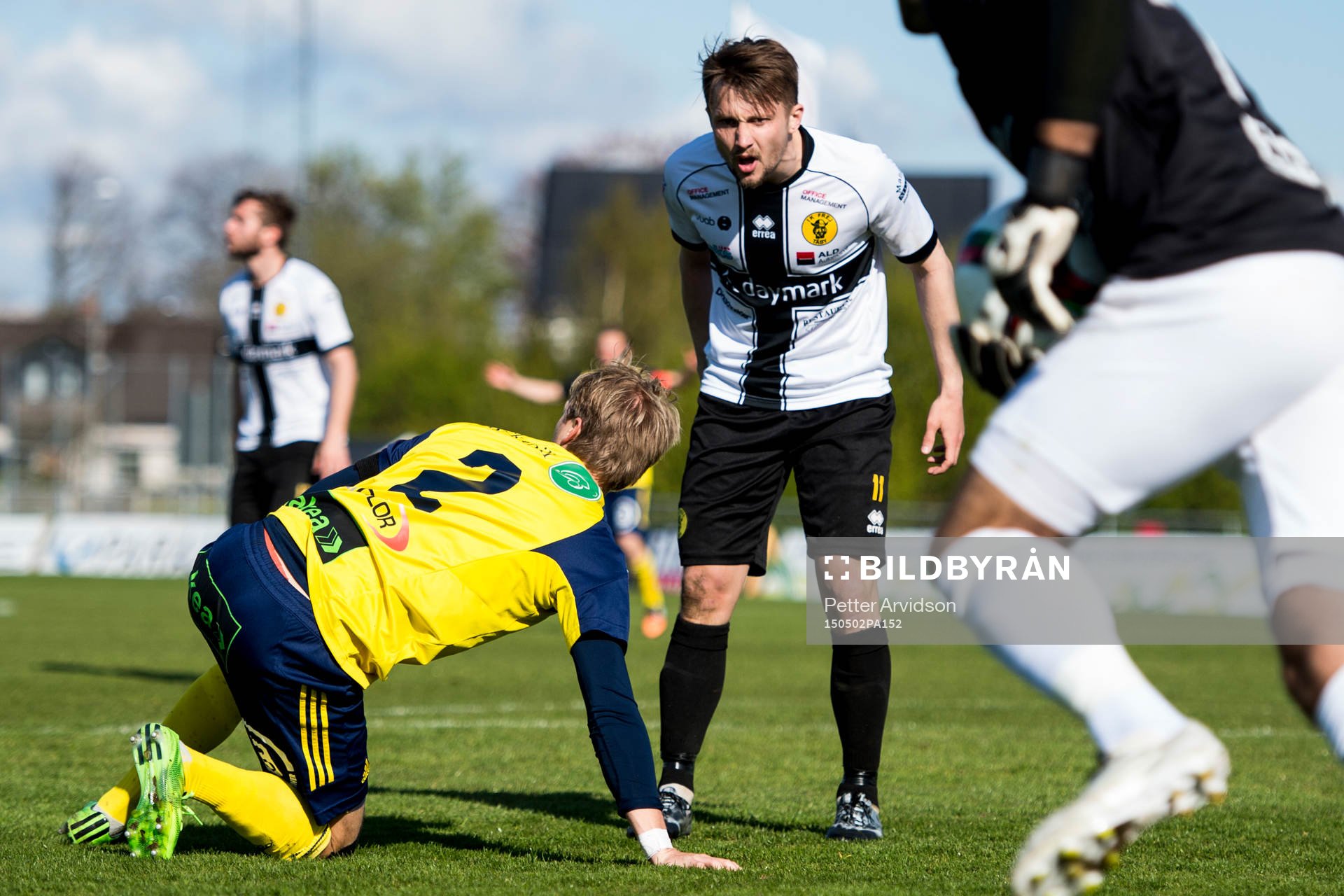 Irriterat mellan Ängelholms Martin Rudolfsson och Frej Täbys Adam Gradén under fotbollsmatchen i Superettan mellan Ängelholm och Frej Täby den 2 maj 2015 i Ängelholm.