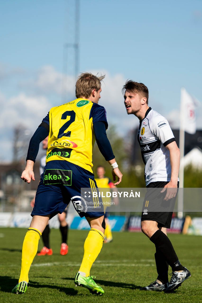 Irriterat mellan Ängelholms Martin Rudolfsson och Frej Täbys Adam Gradén under fotbollsmatchen i Superettan mellan Ängelholm och Frej Täby den 2 maj 2015 i Ängelholm.