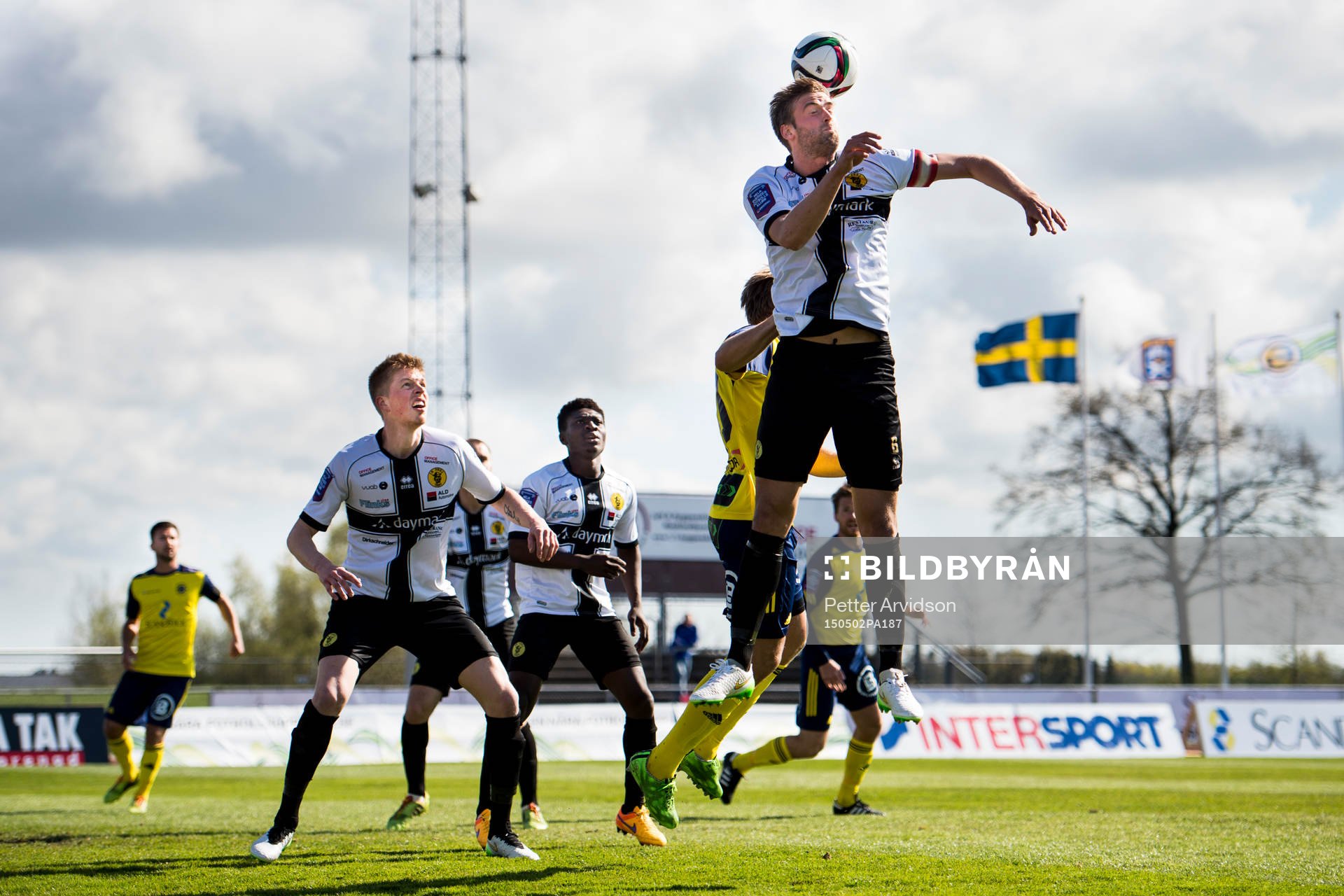 Frej Täbys Johannes Gustafsson nickar undan en boll