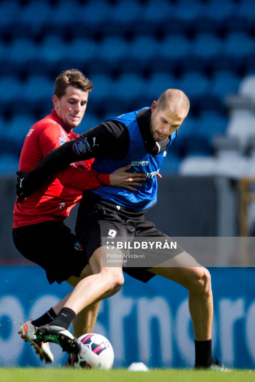 Helsingborgs Jesper Björkman i kamp med Robin Simovic under Helsingborgs träning inför derbyt den 2 maj 2015 i Helsingborg.