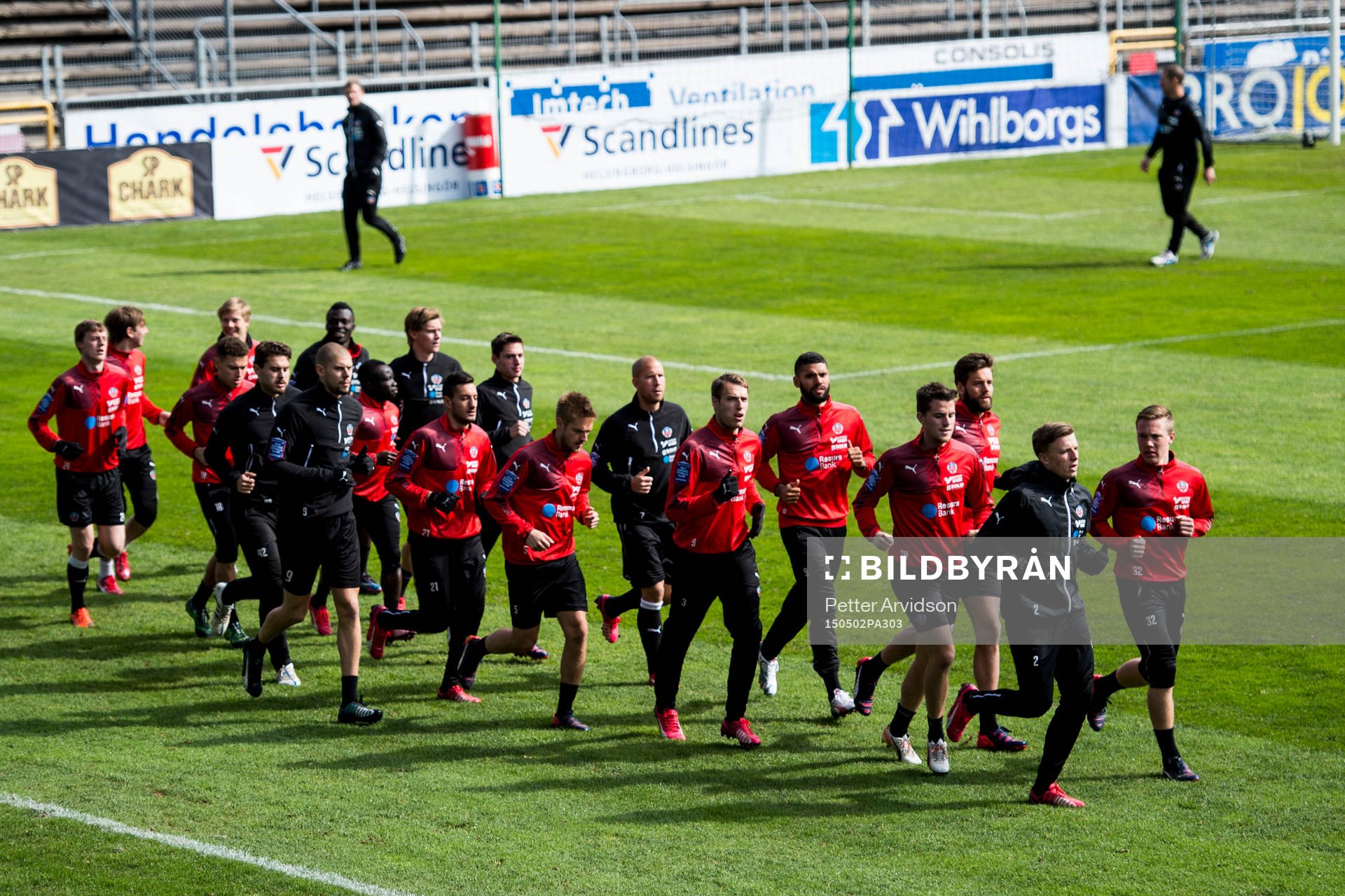 Spelarna värmer upp under Helsingborgs träning inför derbyt den 2 maj 2015 i Helsingborg.