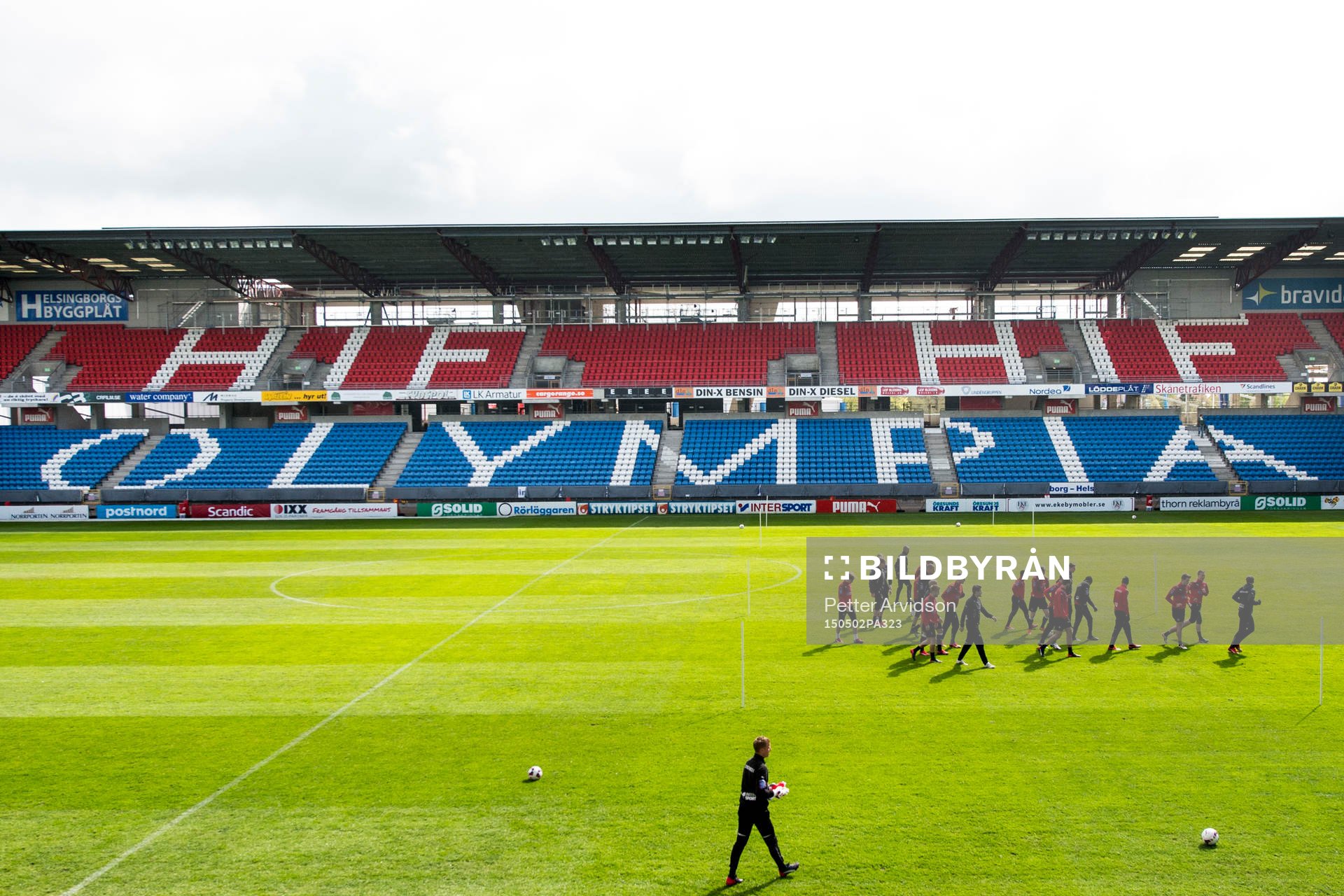 Spelarna värmer upp på Olympia under Helsingborgs träning inför derbyt den 2 maj 2015 i Helsingborg.