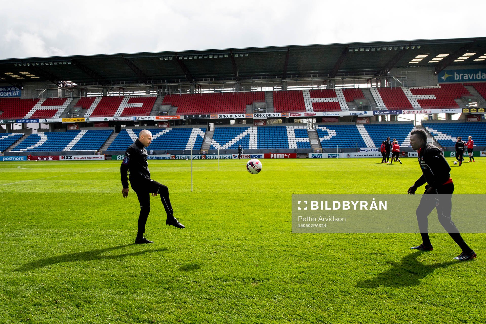 Helsingborgs manager Henrik Larsson och Lalawélé Atakora trixar med en boll på Olympia under Helsingborgs träning inför derbyt den 2 maj 2015 i Helsingborg.