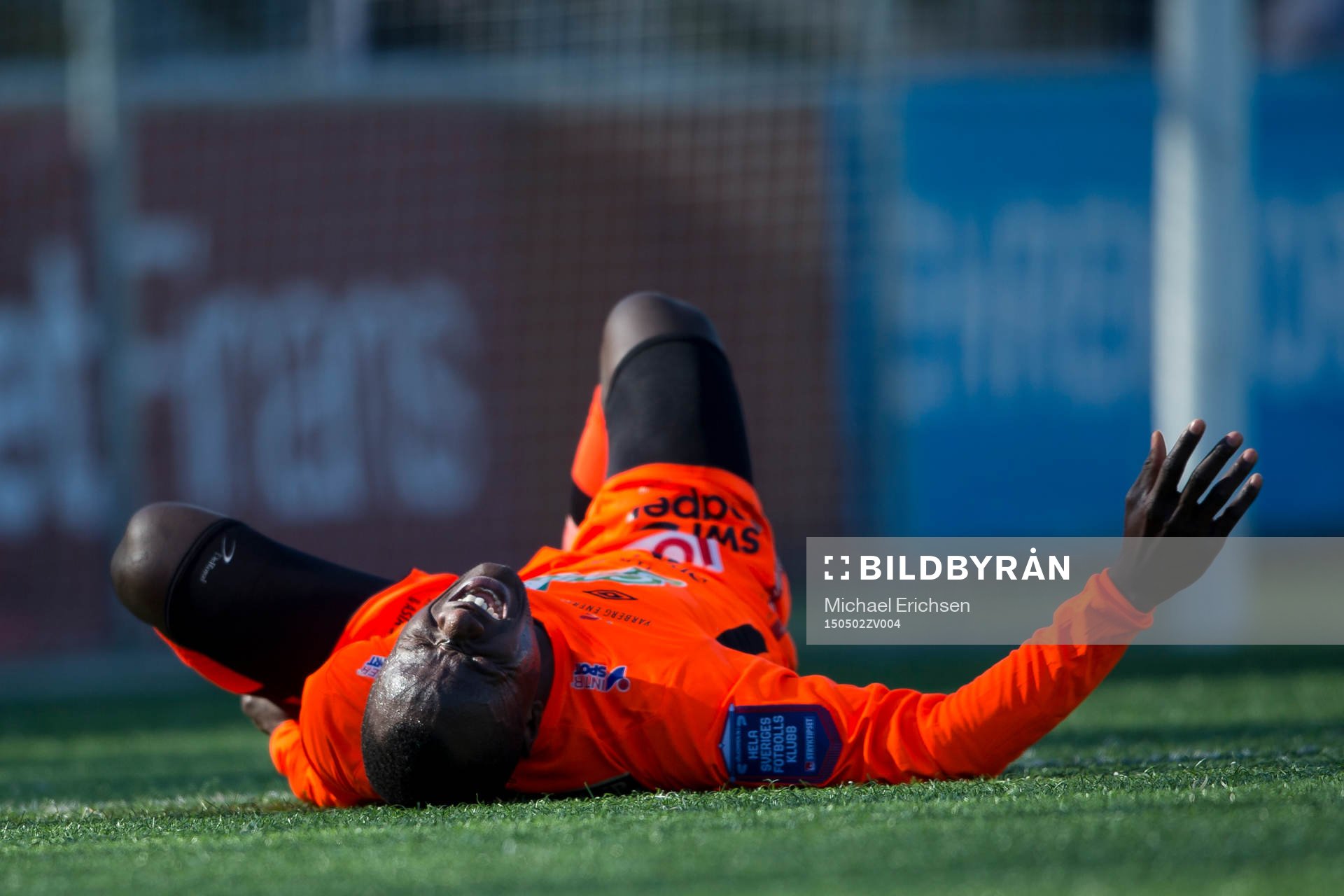 Varbergs Nsima Peter liggande efter smäll under fotbollsmatchen i Superettan mellan Utsikten och Varberg den 2 maj 2015 i Göteborg.