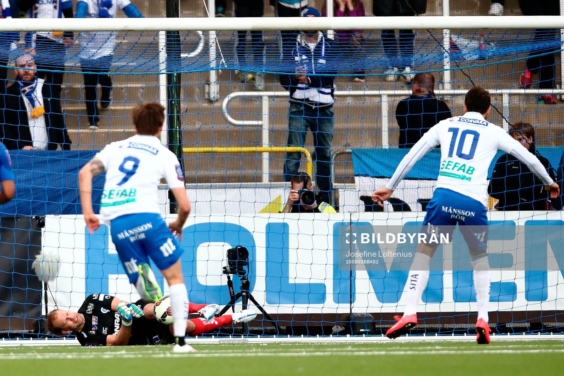 Åtvidabergs målvakt Henrik Gustavsson räddar
