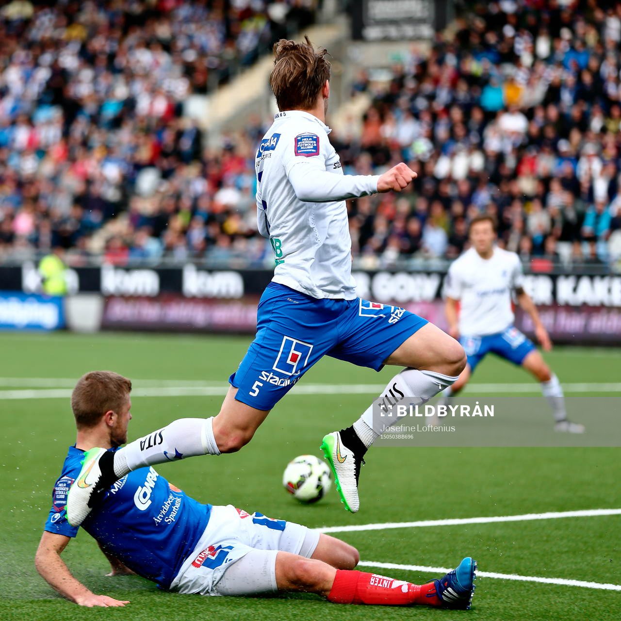 Situationen mellan Åtvidabergs Daniel Hallingström och Norrköpings Christoffer Nyman som passar Norrköpings Arnór Ingvi Traustason (bakgrunden) som ledde fram till 1-0-målet under fotbollsmatchen i Allsvenskan mellan Norrköping och Åtvidaberg den 03 maj 2015 i Norrköping.
