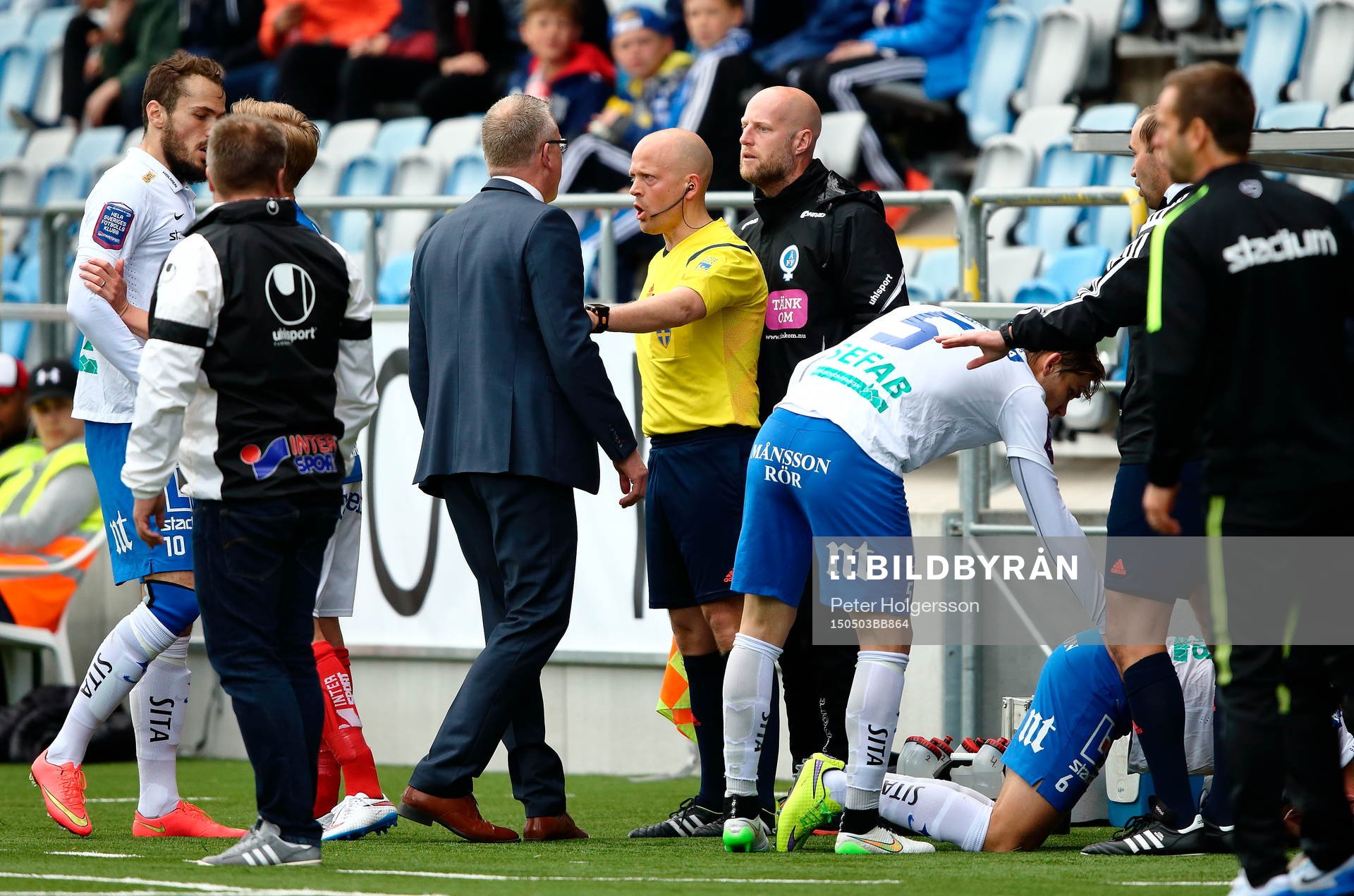 Norrköpings tränare Jan Andersson reagerar på Åtvidabergs assisterande tränare Andreas Thomsson efter att Norrköpings Linus Wahlqvist blivit liggande under fotbollsmatchen i Allsvenskan mellan Norrköping och Åtvidaberg den 03 maj 2015 i Norrköping.
