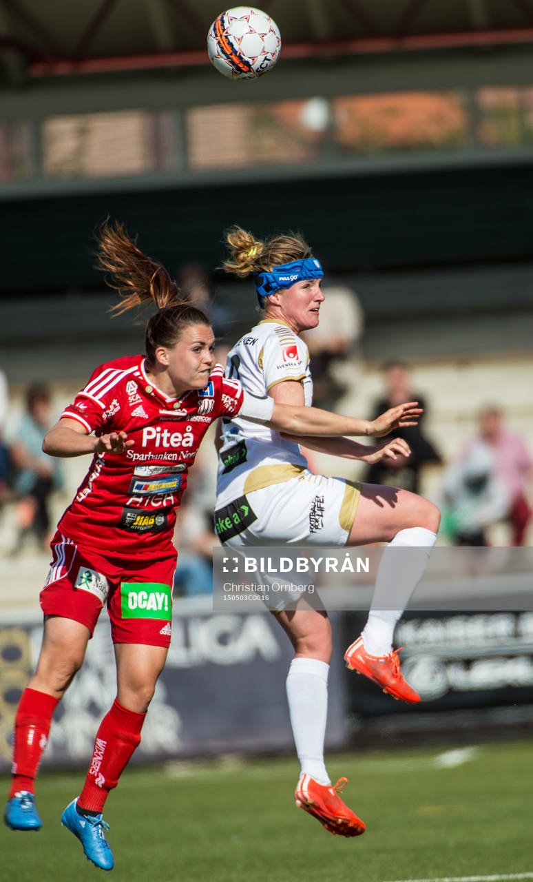 Luftduell mellan Piteås Emilia Appelqvist och Rosengårds Anja Mittag under fotbollsmatchen i Damallsvenskan mellan Rosengård och Piteå den 3 maj 2015 i Malmö.