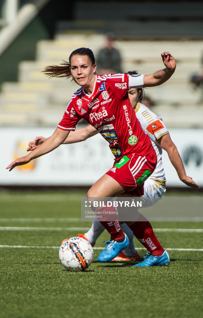 Piteås Emilia Appelqvist med bollen under fotbollsmatchen i Damallsvenskan mellan Rosengård och Piteå den 3 maj 2015 i Malmö. 