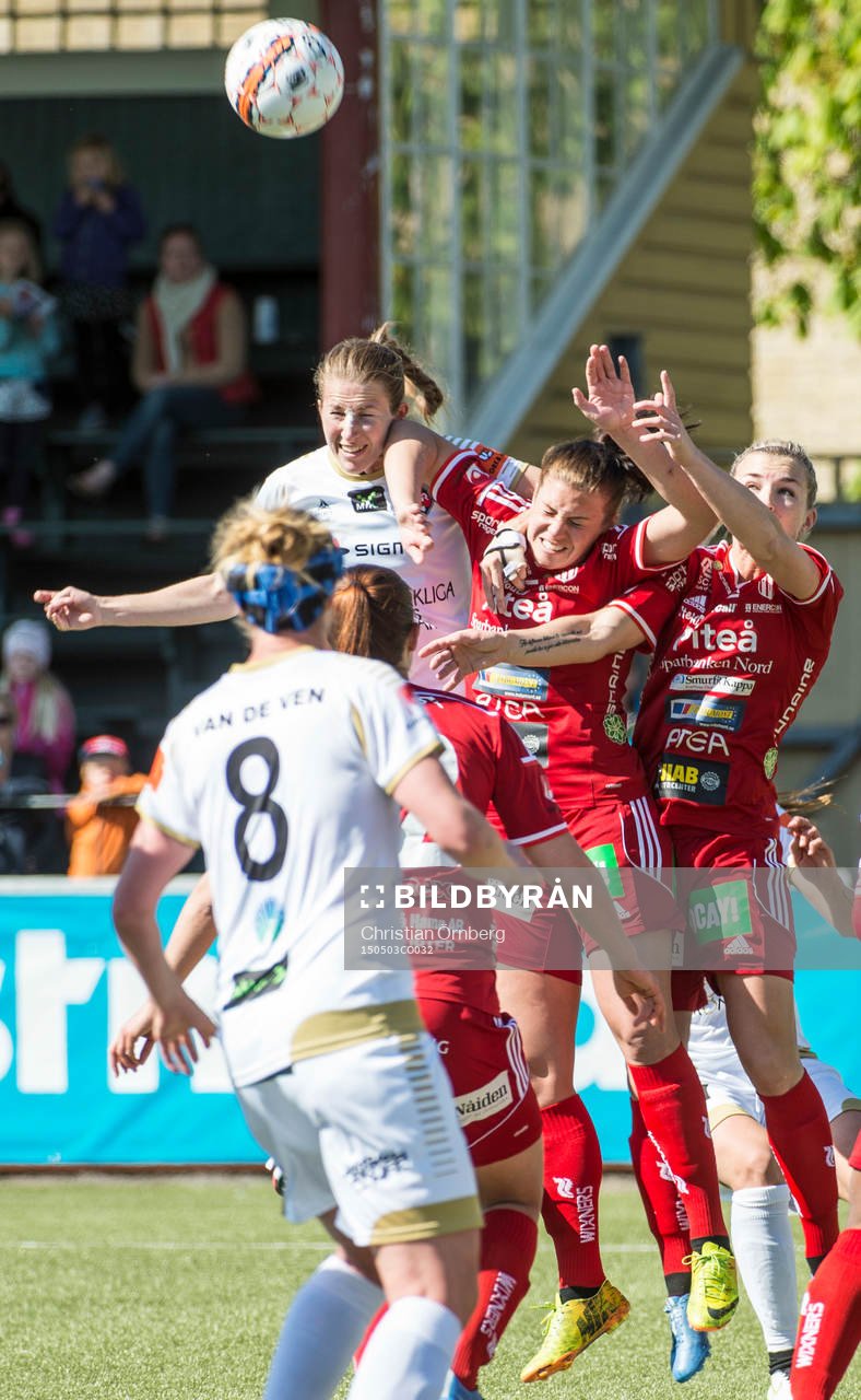 Rosengårds Emma Berglund i höjduell med pitespelare under fotbollsmatchen i Damallsvenskan mellan Rosengård och Piteå den 3 maj 2015 i Malmö.