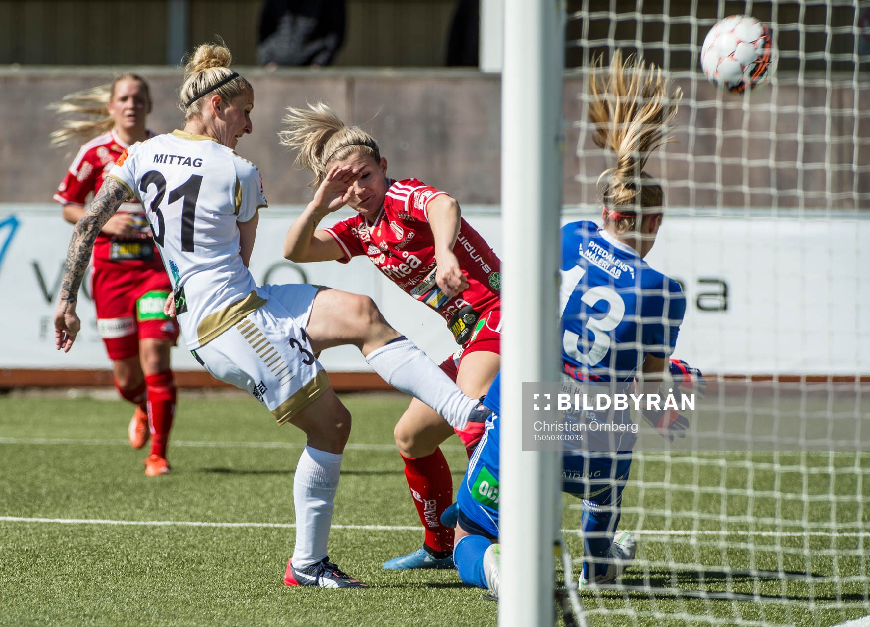 Rosengårds Anja Mittag skjuter skott på Piteås Piteås målvakt Hilda Carlén under fotbollsmatchen i Damallsvenskan mellan Rosengård och Piteå den 3 maj 2015 i Malmö.
