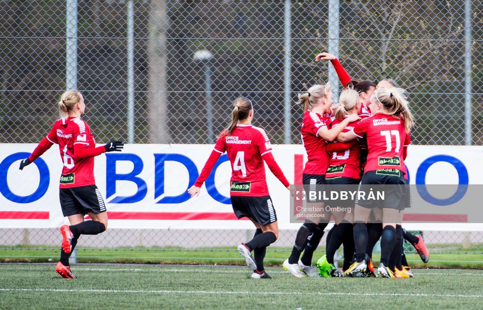 LB07s Anna Björk Kristjánsdóttir jublar med lagkamraterna efter 1-0 under fotbollsmatchen i Damallsvenskan mellan LB07 och Piteå den 23 april 2017 i Malmö.
